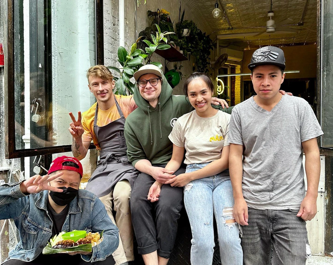 View - Vợ chồng Việt "xách" 100 lít mắm tôm, mang cả máy làm đậu mở quán bún ở Mỹ | Báo Dân trí