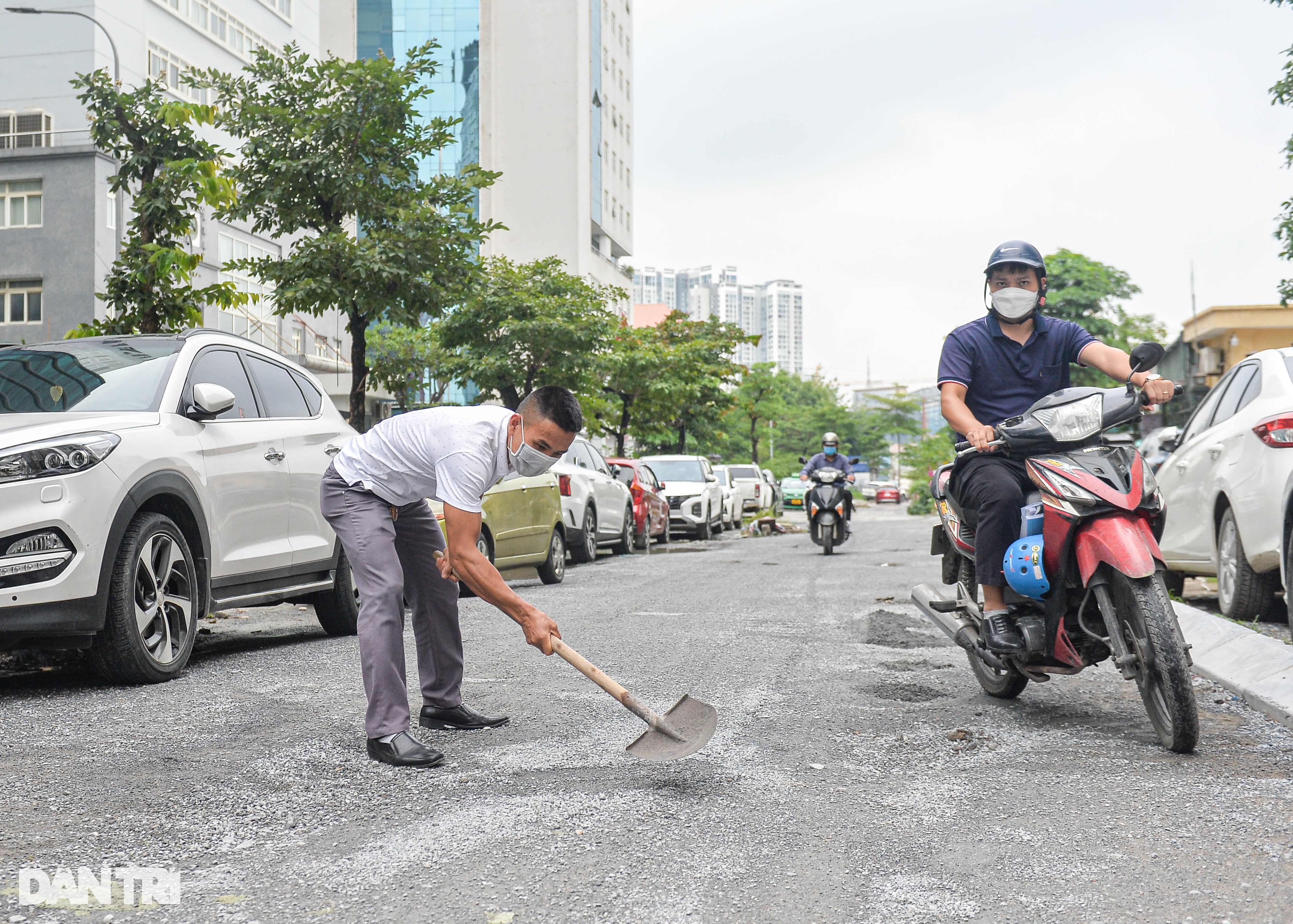 Những đoạn đường chằng chịt ổ gà, ổ voi giữa trung tâm Hà Nội - 7