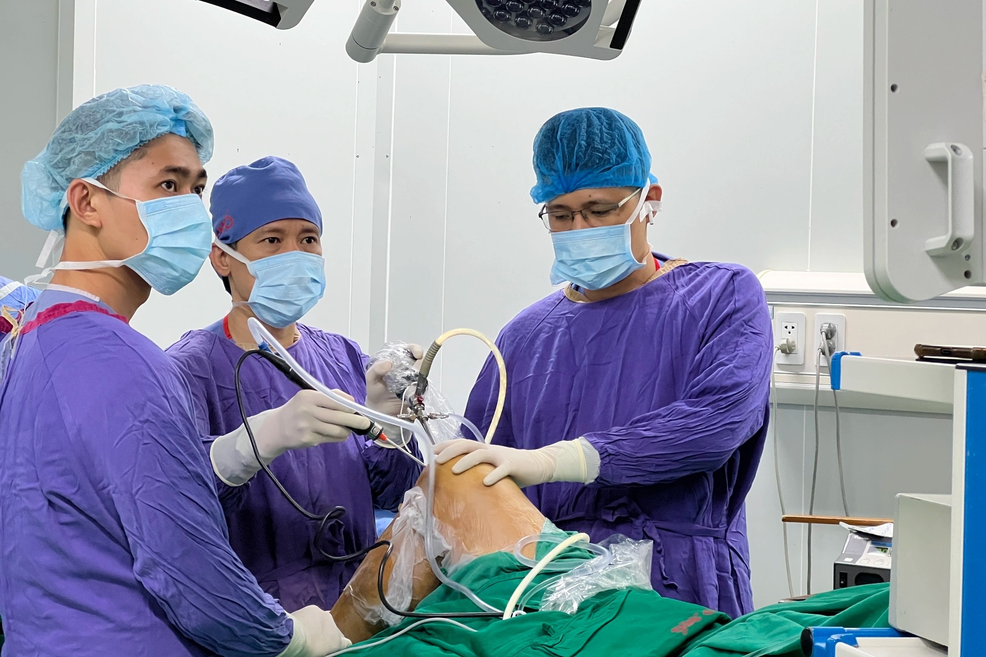 Chấn thương vẫn cố đi đá bóng, nam thanh niên 17 tuổi đứt dây chằng 2 gối - 1