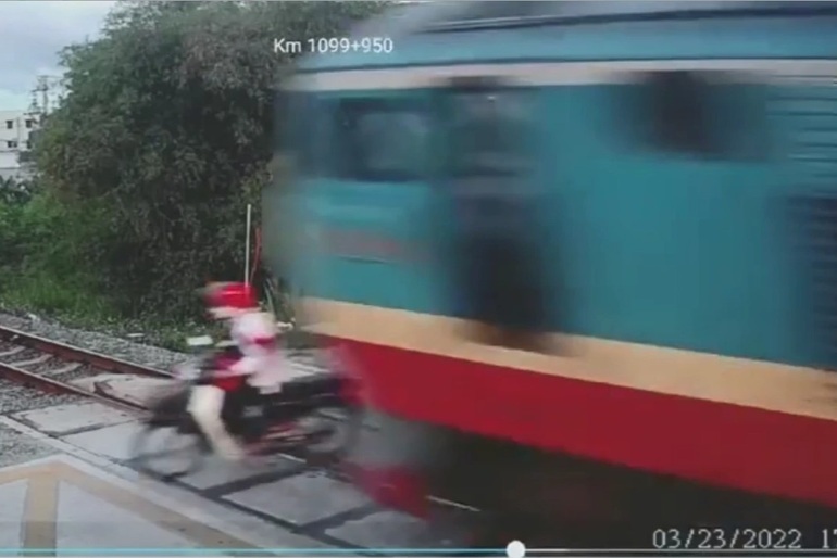 Xe máy va chạm với tàu hỏa tuyến Hà Nội - Hải Phòng, một người tử vong - 1