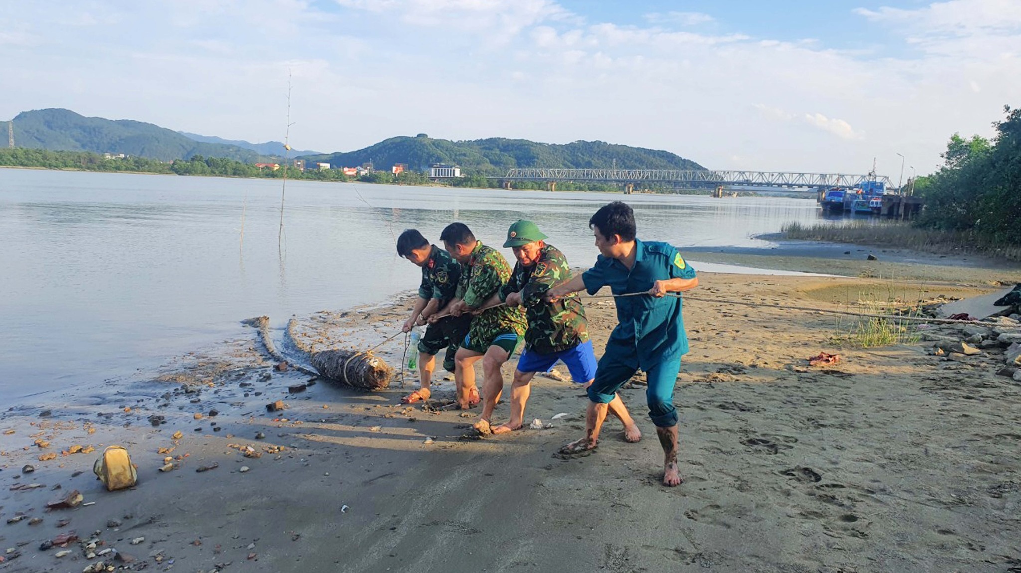 Quả bom còn nguyên kíp nổ nằm gần chân cầu Bến Thủy - 1