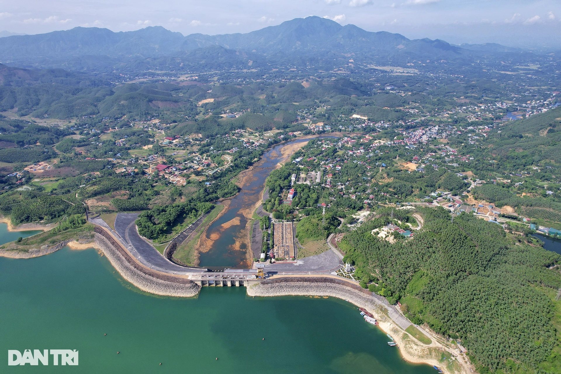 Hồ Thác Bà: Kỳ quan thiên nhiên khát nước - 2