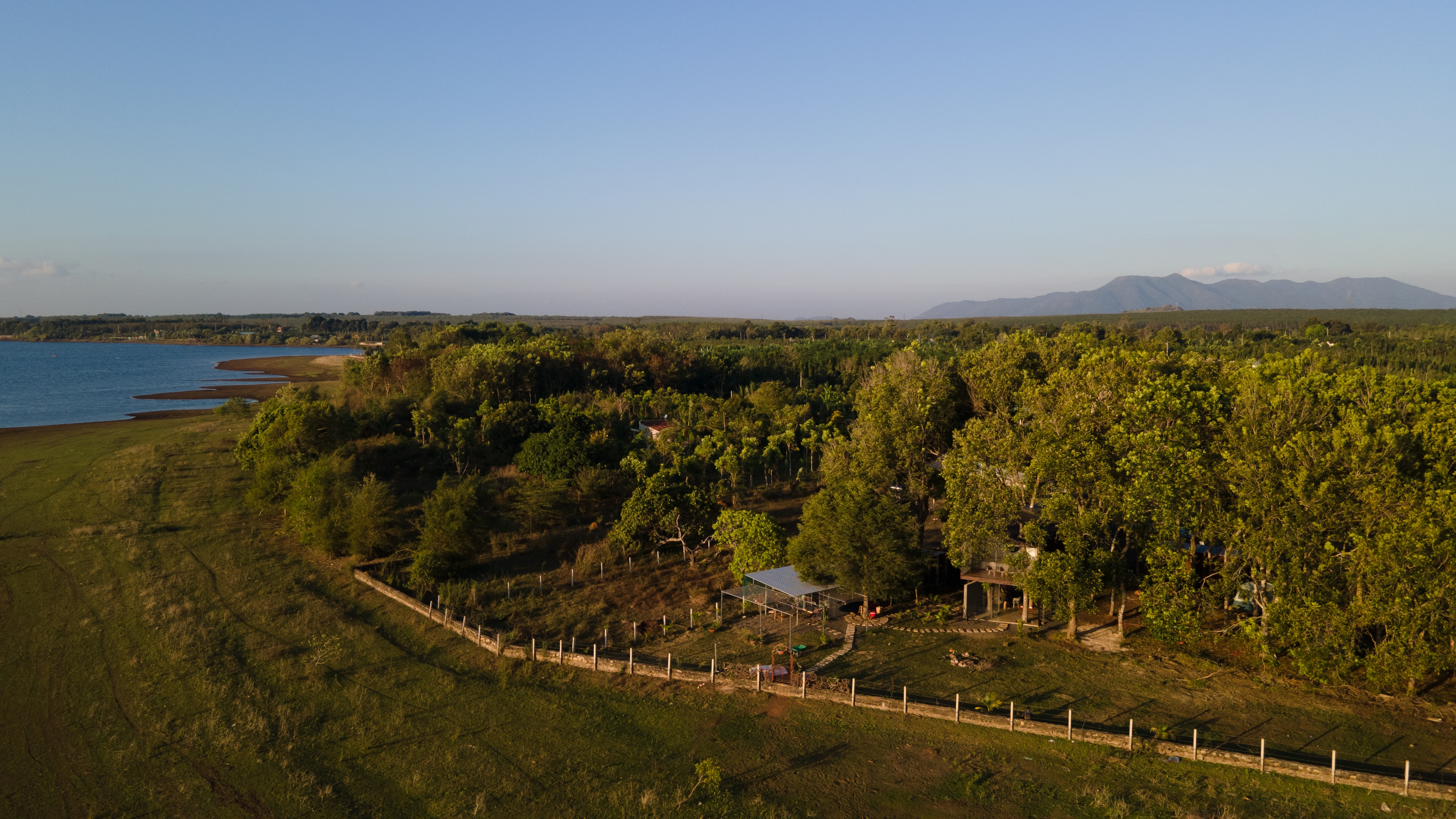 View - Nhà 1 tỷ đồng dựng từ phế liệu, nằm "lơ lửng" trên cây ở Bà Rịa - Vũng Tàu | Báo Dân trí