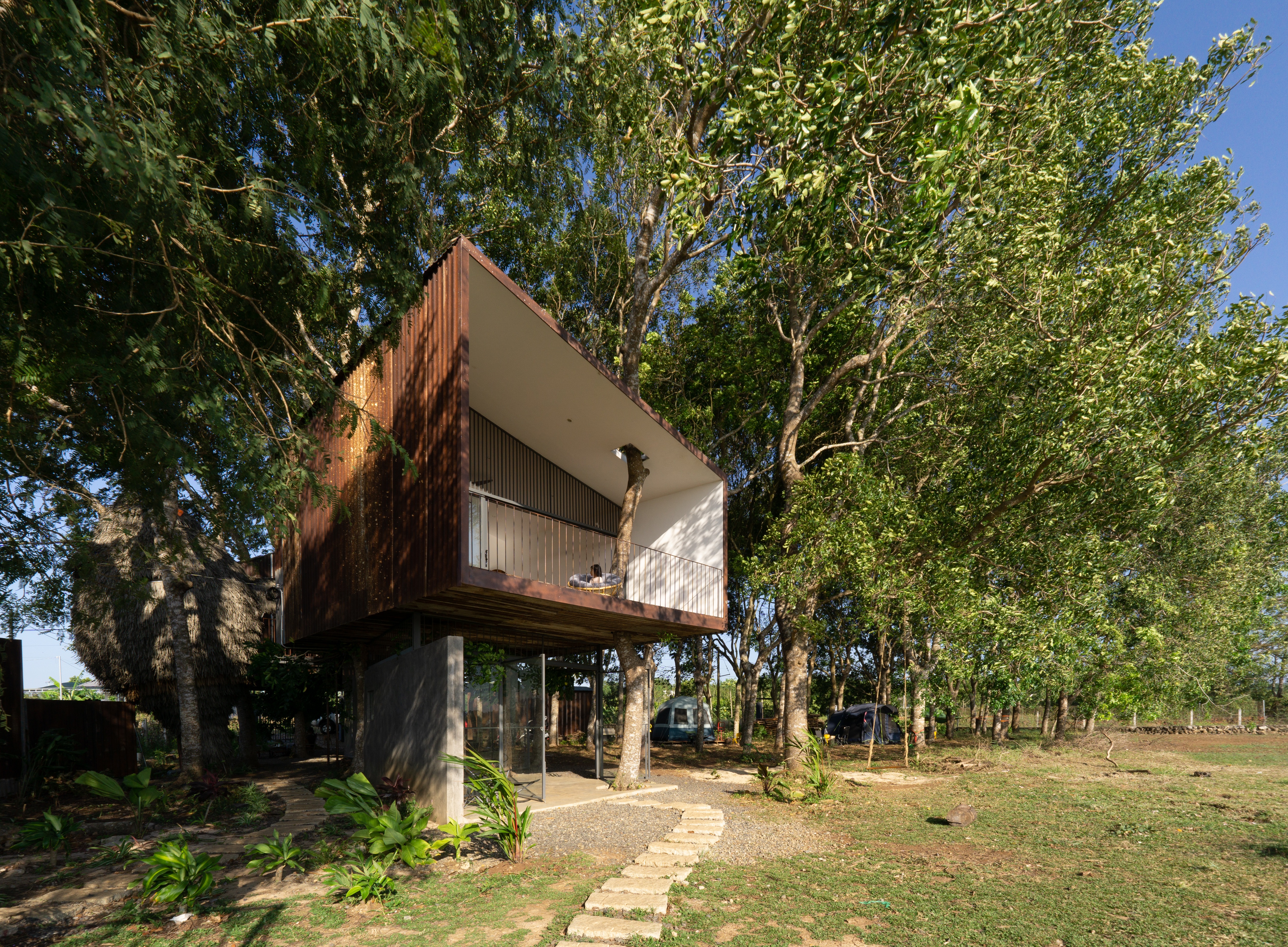 View - Nhà 1 tỷ đồng dựng từ phế liệu, nằm "lơ lửng" trên cây ở Bà Rịa - Vũng Tàu | Báo Dân trí