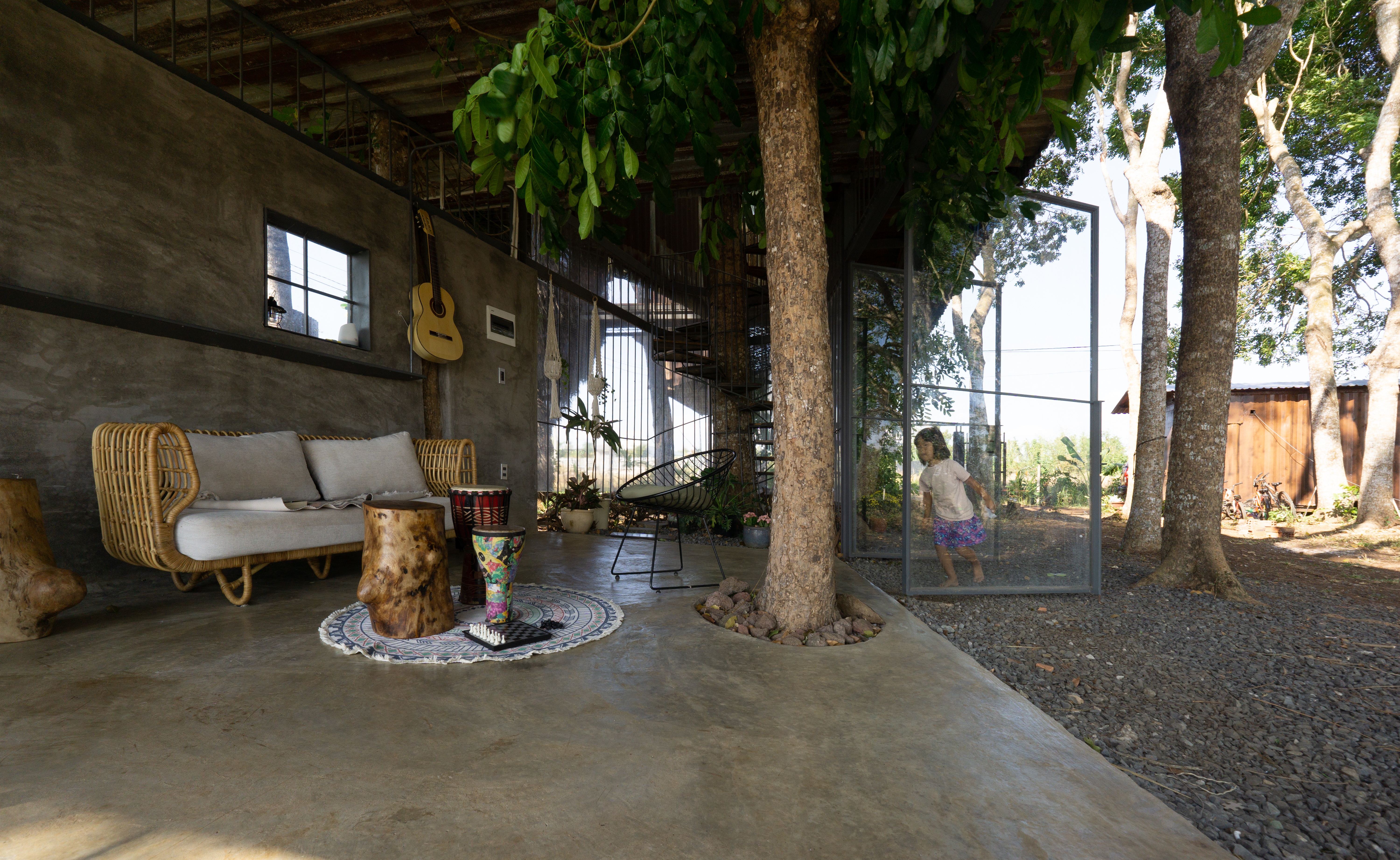 View - Nhà 1 tỷ đồng dựng từ phế liệu, nằm "lơ lửng" trên cây ở Bà Rịa - Vũng Tàu | Báo Dân trí