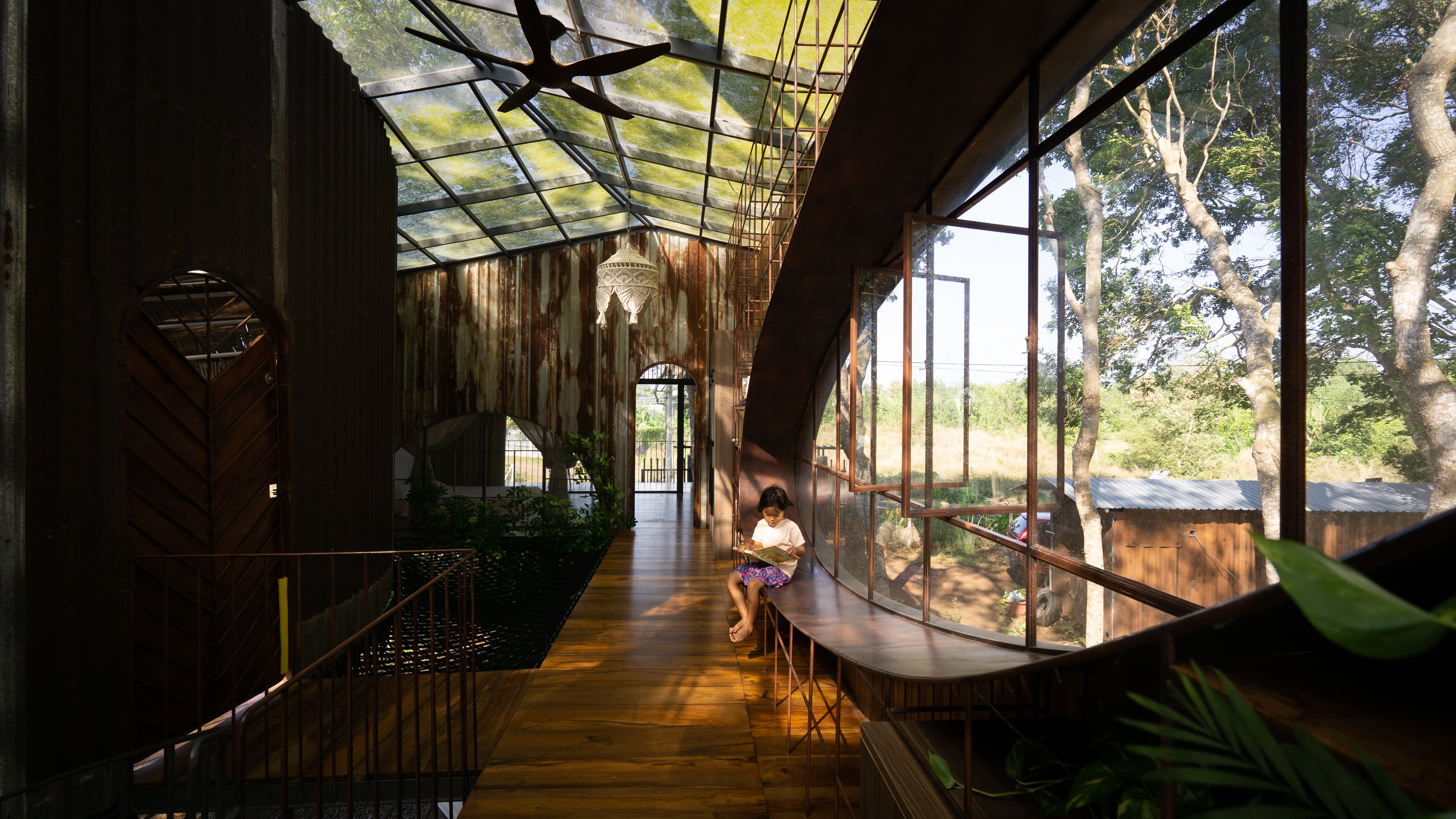 View - Nhà 1 tỷ đồng dựng từ phế liệu, nằm "lơ lửng" trên cây ở Bà Rịa - Vũng Tàu | Báo Dân trí