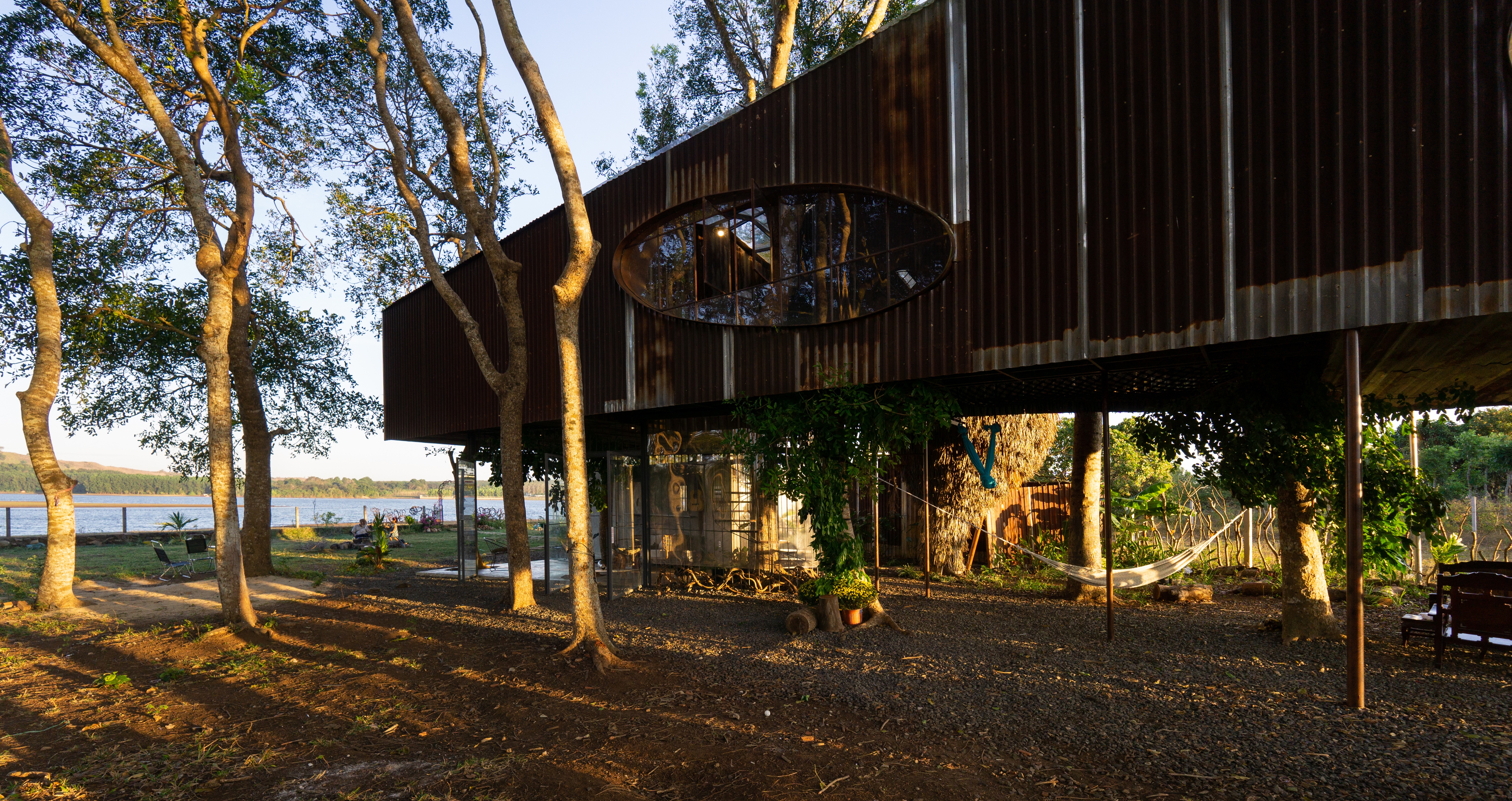 View - Nhà 1 tỷ đồng dựng từ phế liệu, nằm "lơ lửng" trên cây ở Bà Rịa - Vũng Tàu | Báo Dân trí