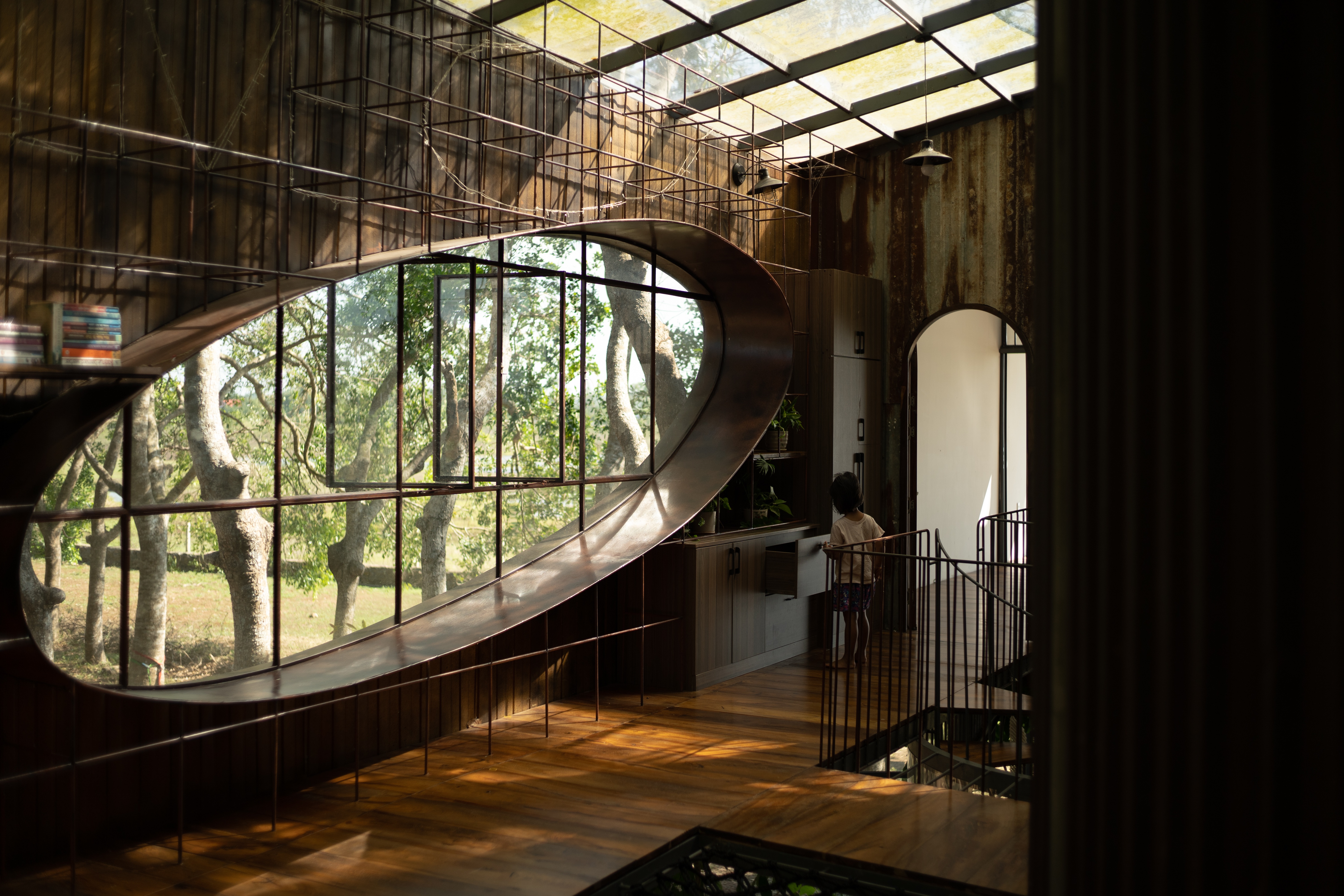 View - Nhà 1 tỷ đồng dựng từ phế liệu, nằm "lơ lửng" trên cây ở Bà Rịa - Vũng Tàu | Báo Dân trí