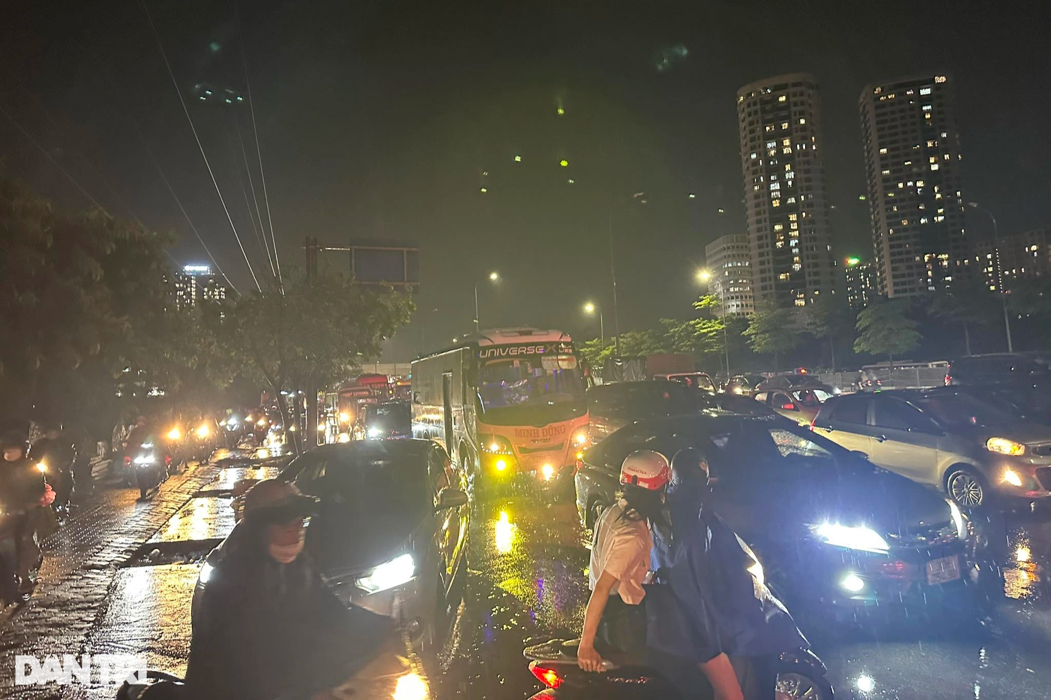 Hà Nội ngập nặng sau mưa lớn, người và xe bơi trên phố - 3