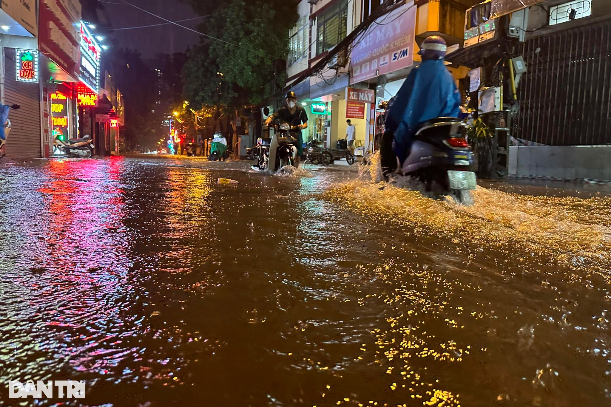 Hà Nội ngập nặng sau mưa lớn, người và xe bơi trên phố - 8