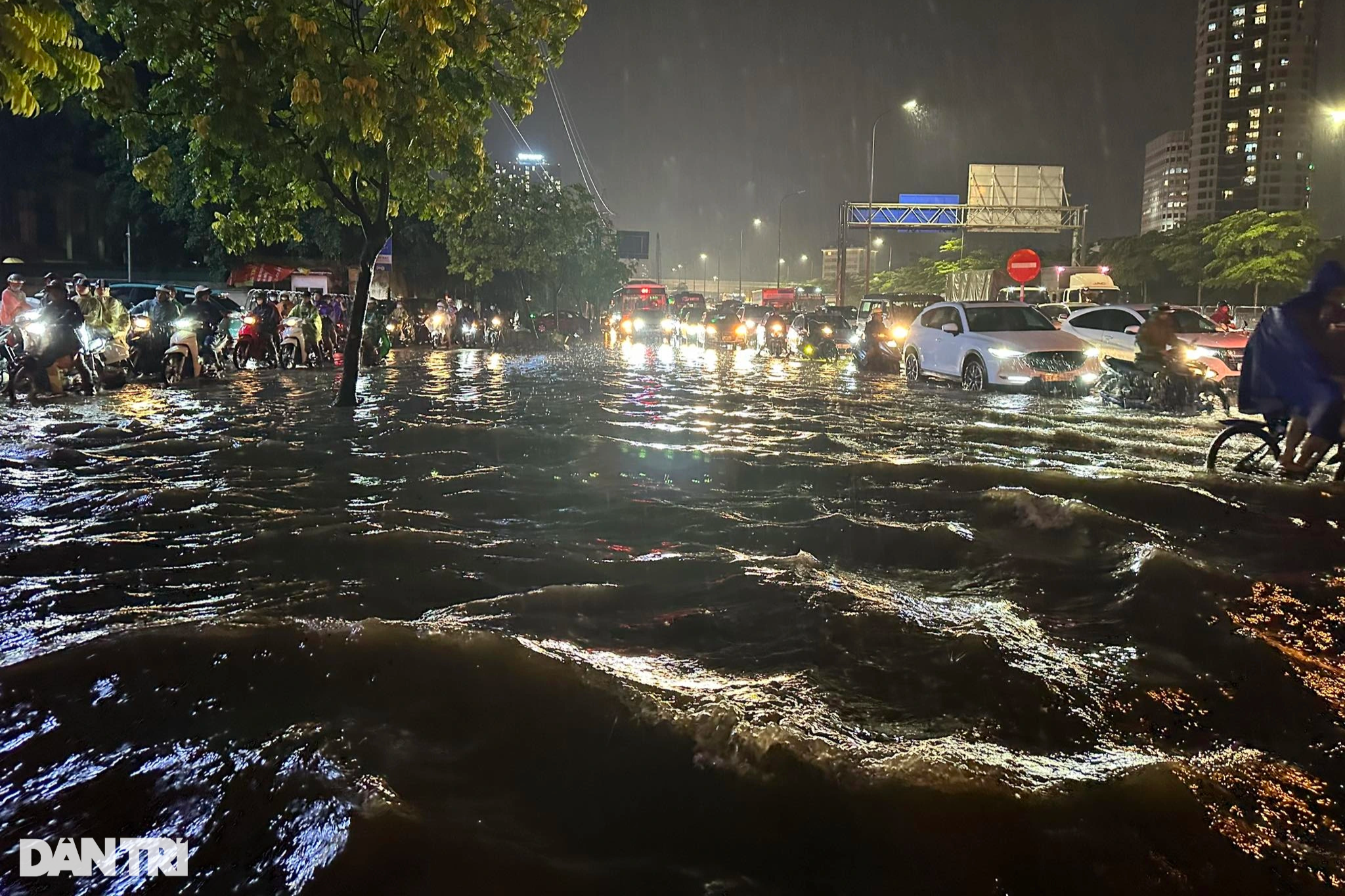 Hà Nội ngập nặng sau mưa lớn, người và xe bơi trên phố - 5