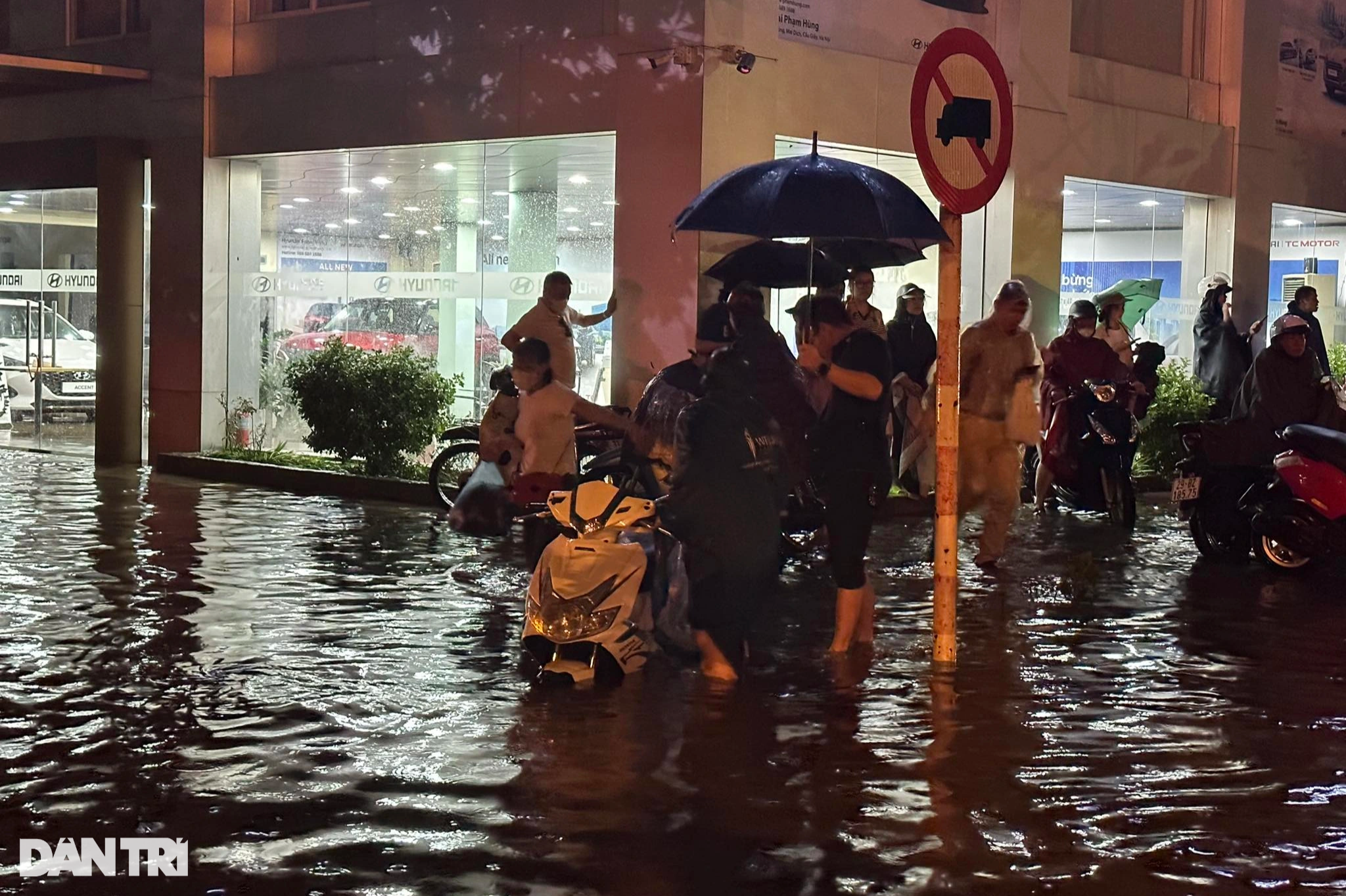 Hà Nội ngập nặng sau mưa lớn, người và xe bơi trên phố - 9