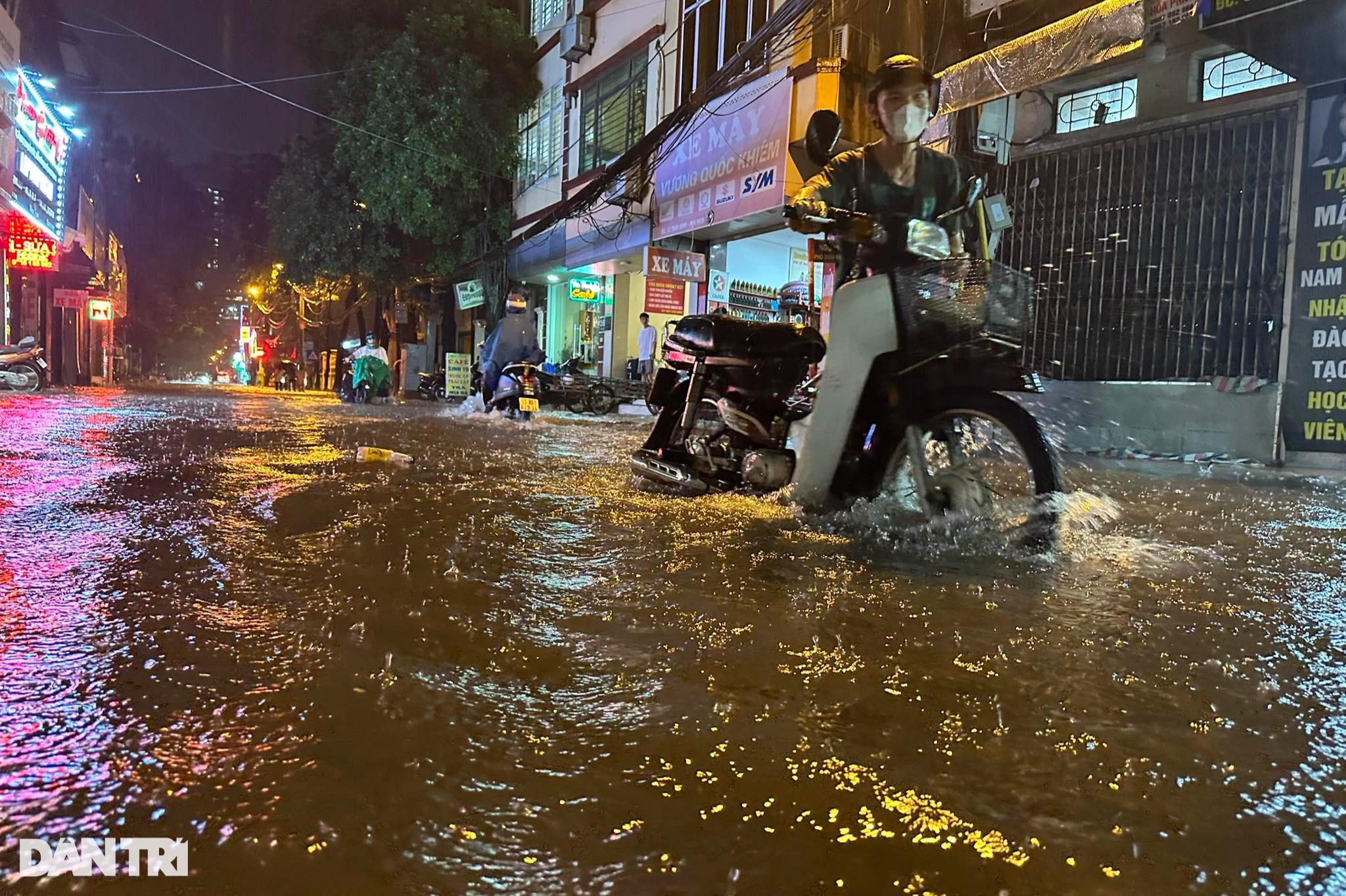Hà Nội ngập nặng sau mưa lớn, người và xe bơi trên phố - 7