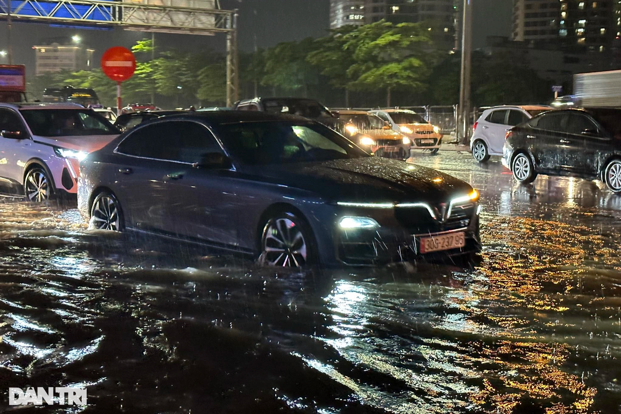 Hà Nội ngập nặng sau mưa lớn, người và xe bơi trên phố - 4