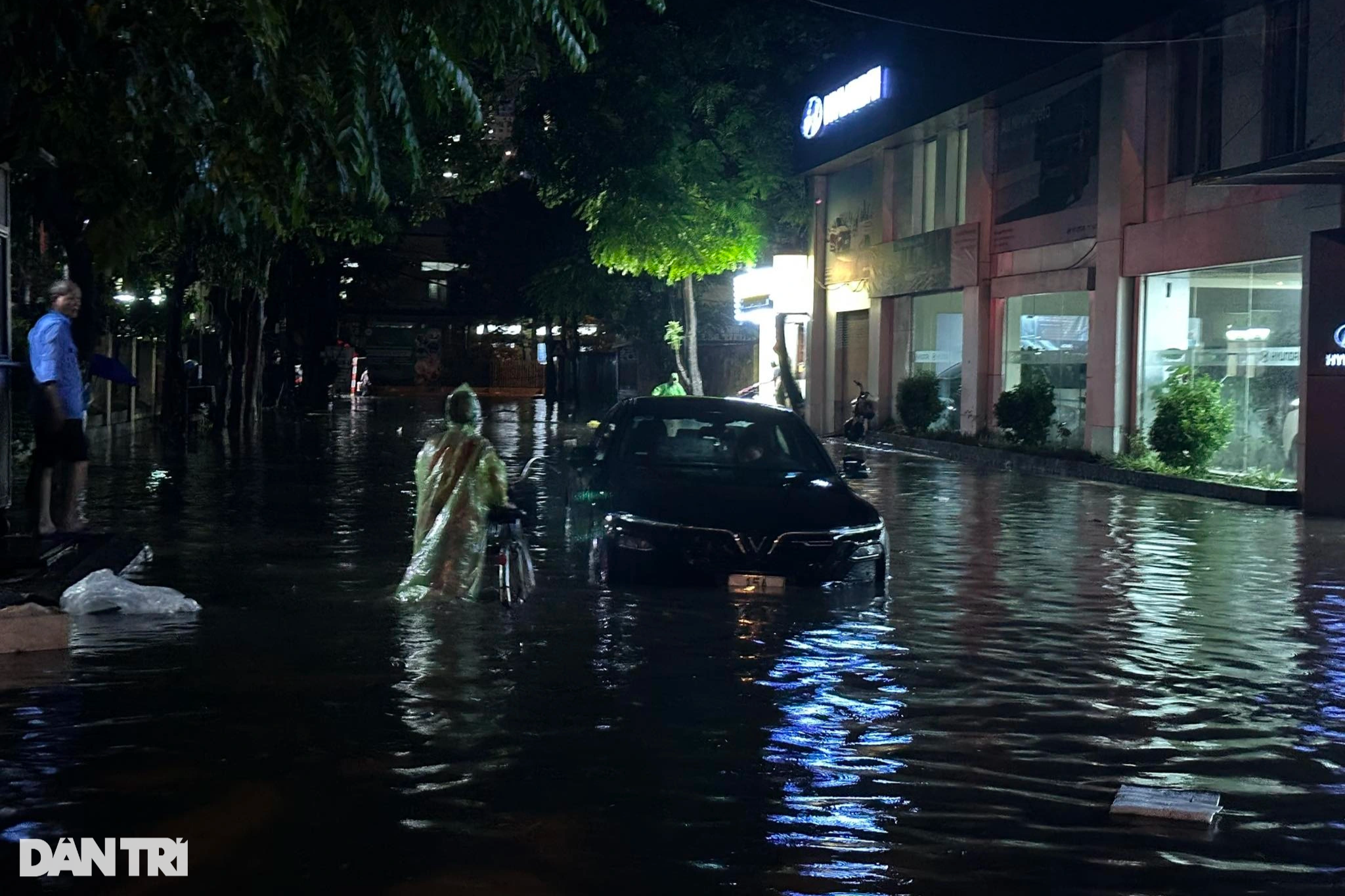 Hà Nội ngập nặng sau mưa lớn, người và xe bơi trên phố - 10