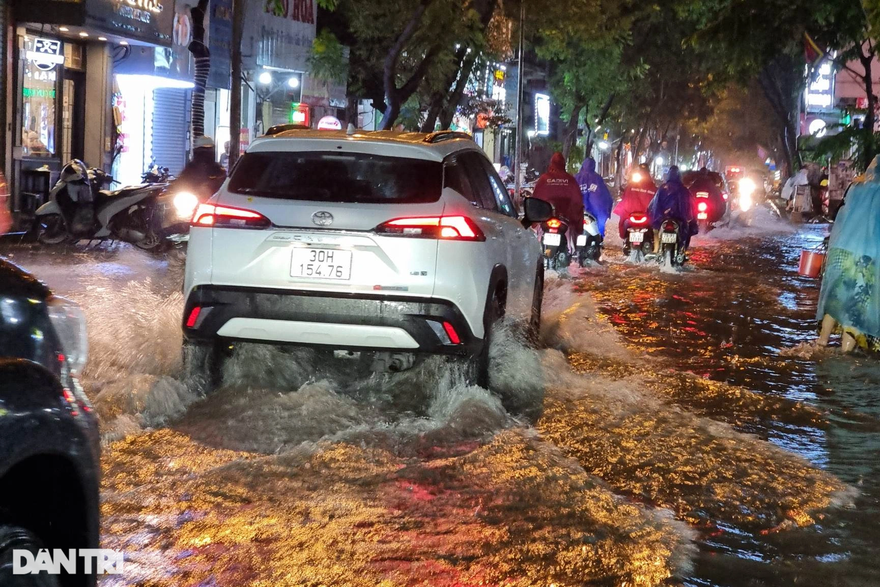 Hà Nội ngập nặng sau mưa lớn, người và xe bơi trên phố - 1