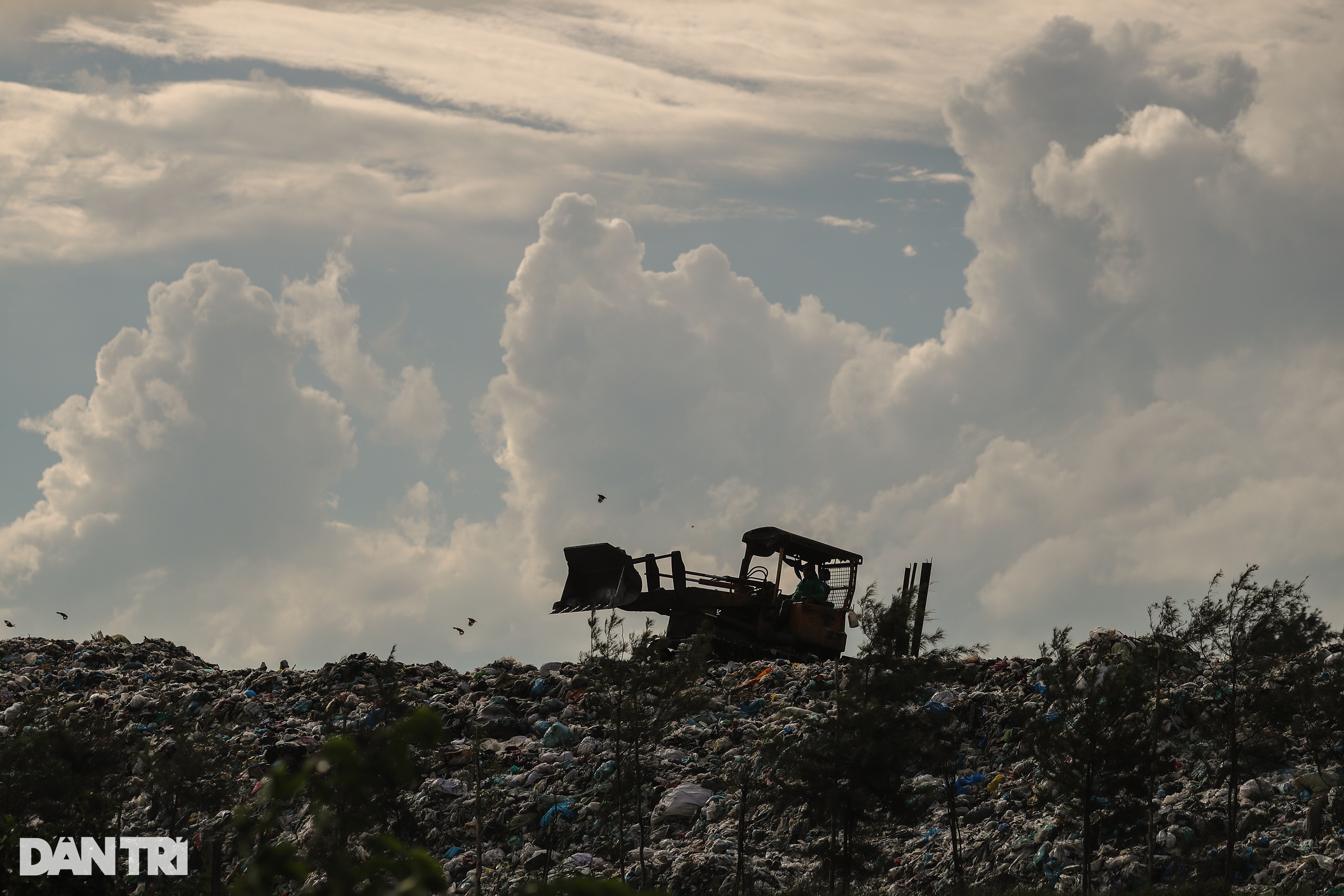 Những bãi rác cao như núi ở miền Tây, trải từ đất liền ra tới biển đảo - 16