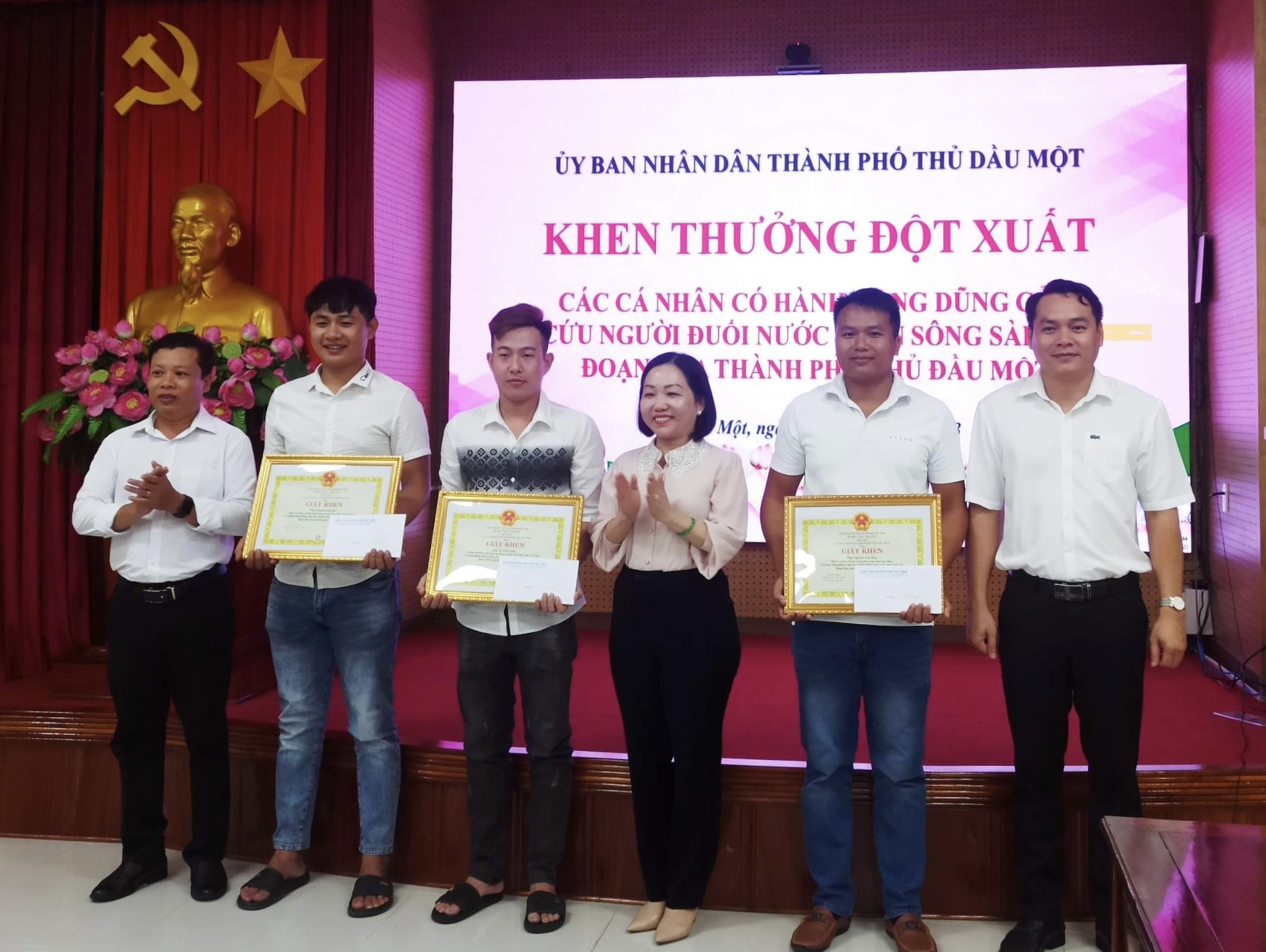 Khen thưởng đột xuất 3 thanh niên cứu 2 mẹ con đuối nước trên sông Sài Gòn - 1