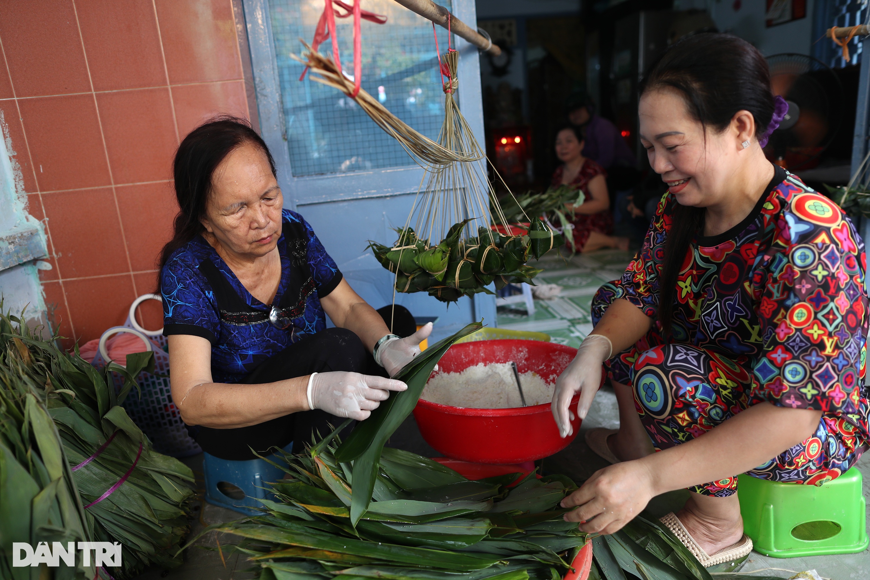 Xóm bánh ú lớn nhất TPHCM đỏ lửa suốt ngày đêm dịp Tết Đoan Ngọ - 5