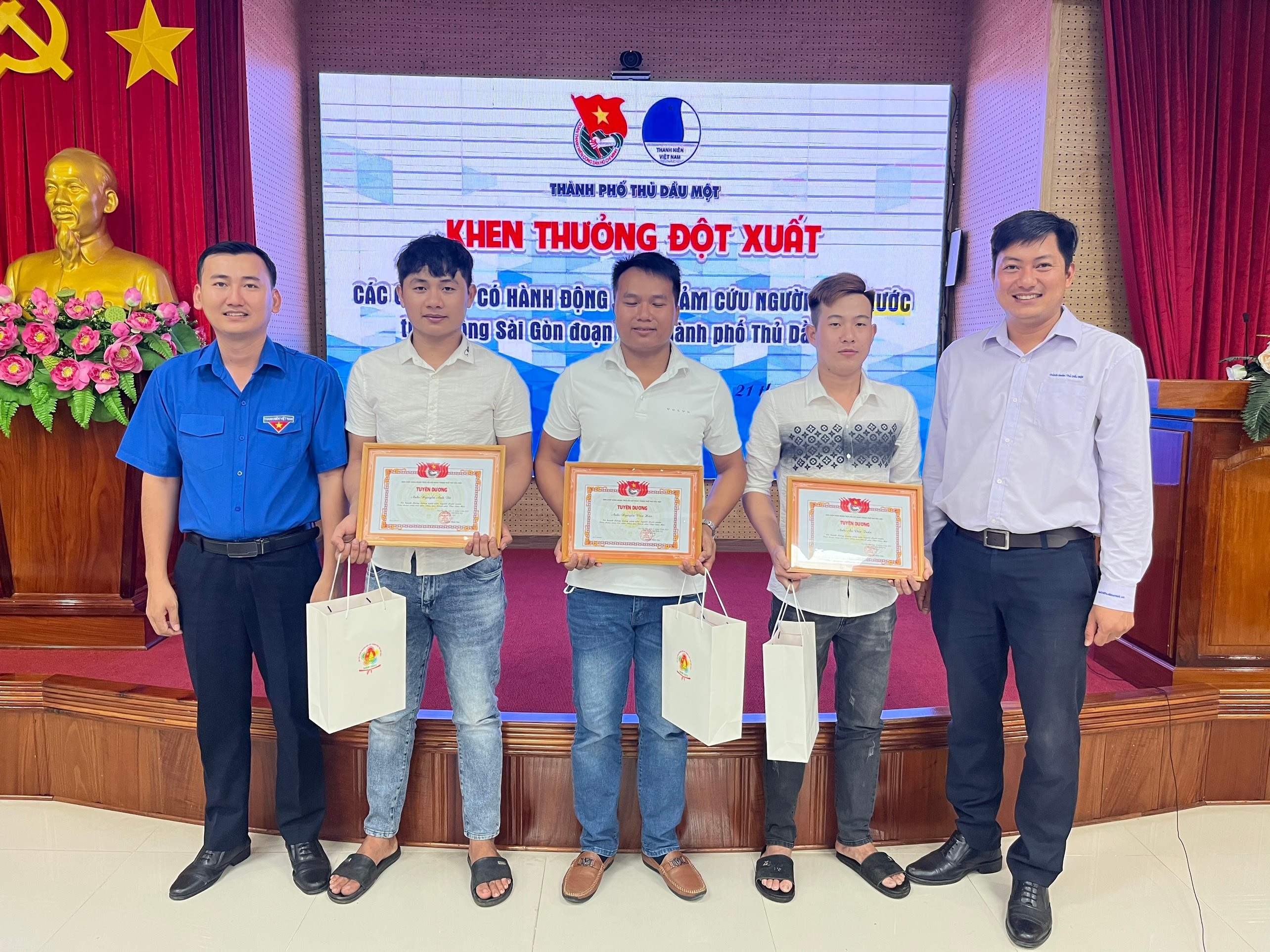 Khen thưởng đột xuất 3 thanh niên cứu 2 mẹ con đuối nước trên sông Sài Gòn - 2