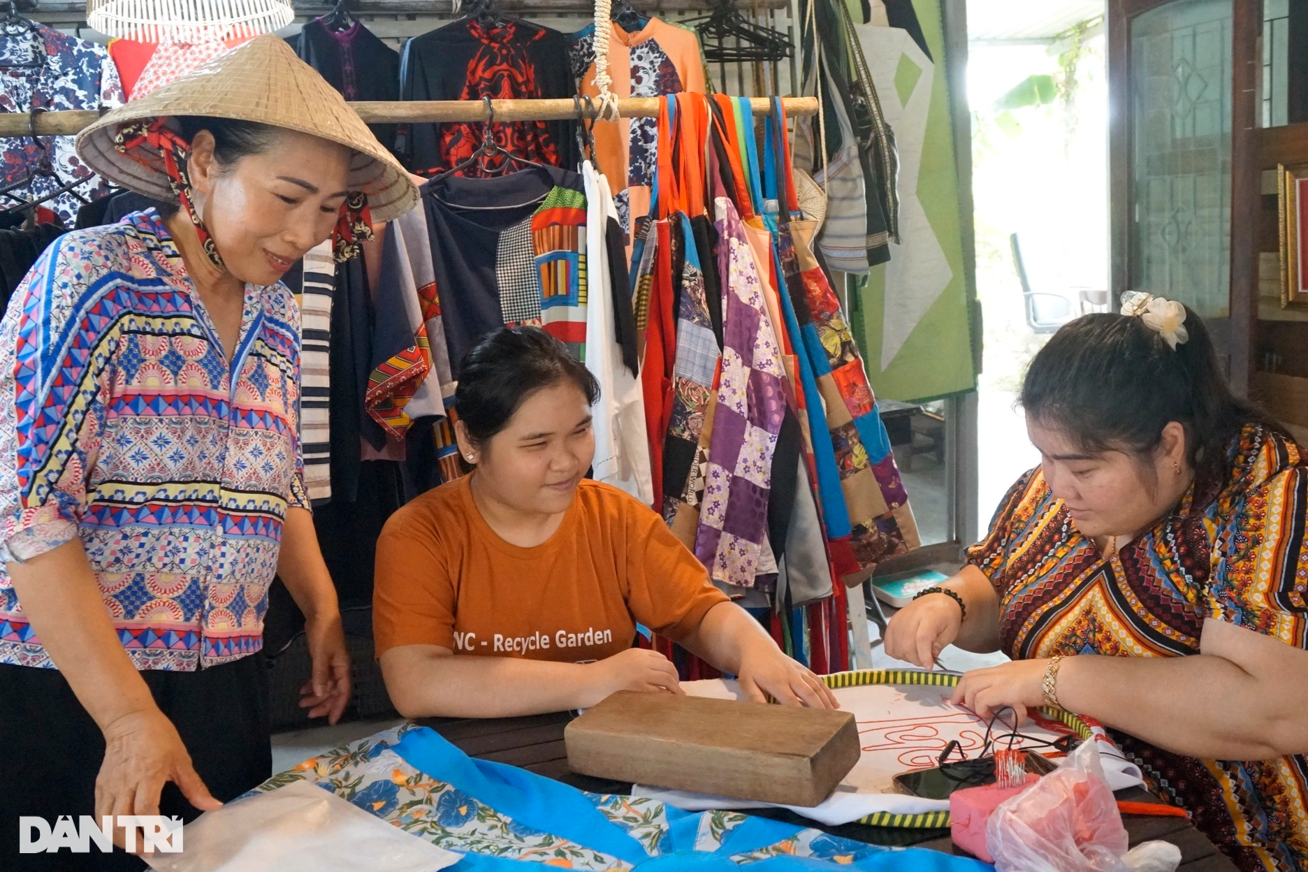 View - Người 30 năm xây tổ ấm cho người khuyết tật | Báo Dân trí