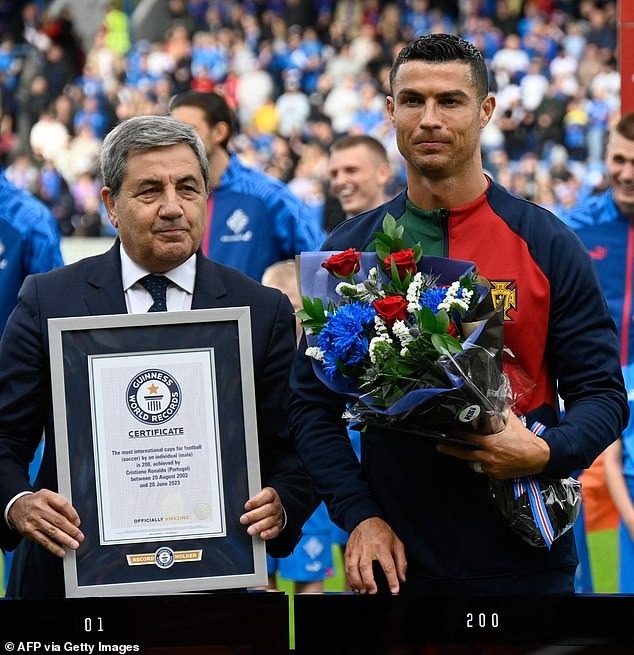 Cristiano Ronaldo nhận kỷ lục Guinness - 1