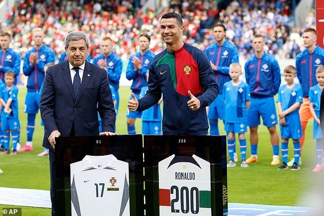 Cristiano Ronaldo nhận kỷ lục Guinness - 2