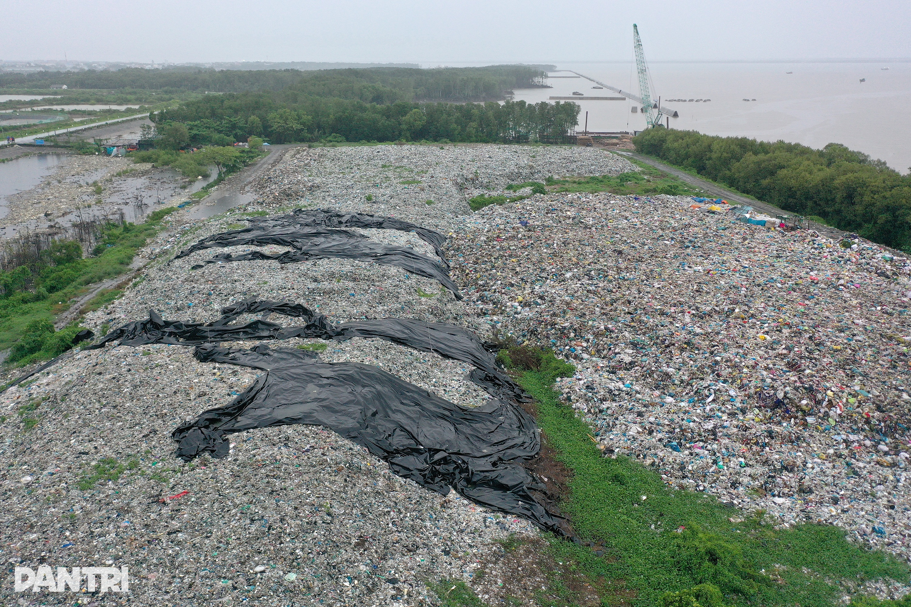 View - Ô nhiễm rác ở miền Tây: Dân chặn xe, treo băng rôn, than trời vì "núi rác" | Báo Dân trí