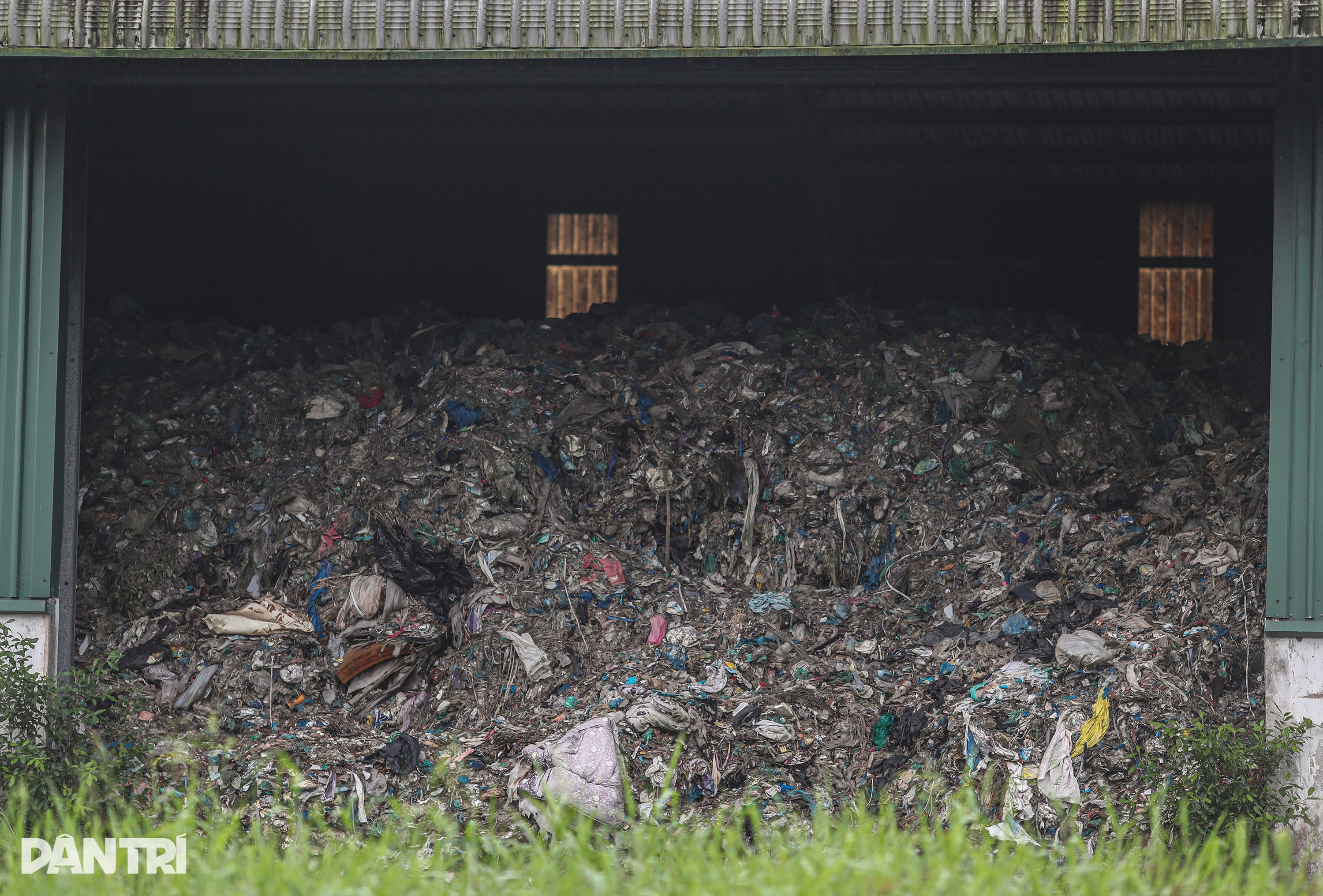 View - Ô nhiễm rác ở miền Tây: Dân chặn xe, treo băng rôn, than trời vì "núi rác" | Báo Dân trí