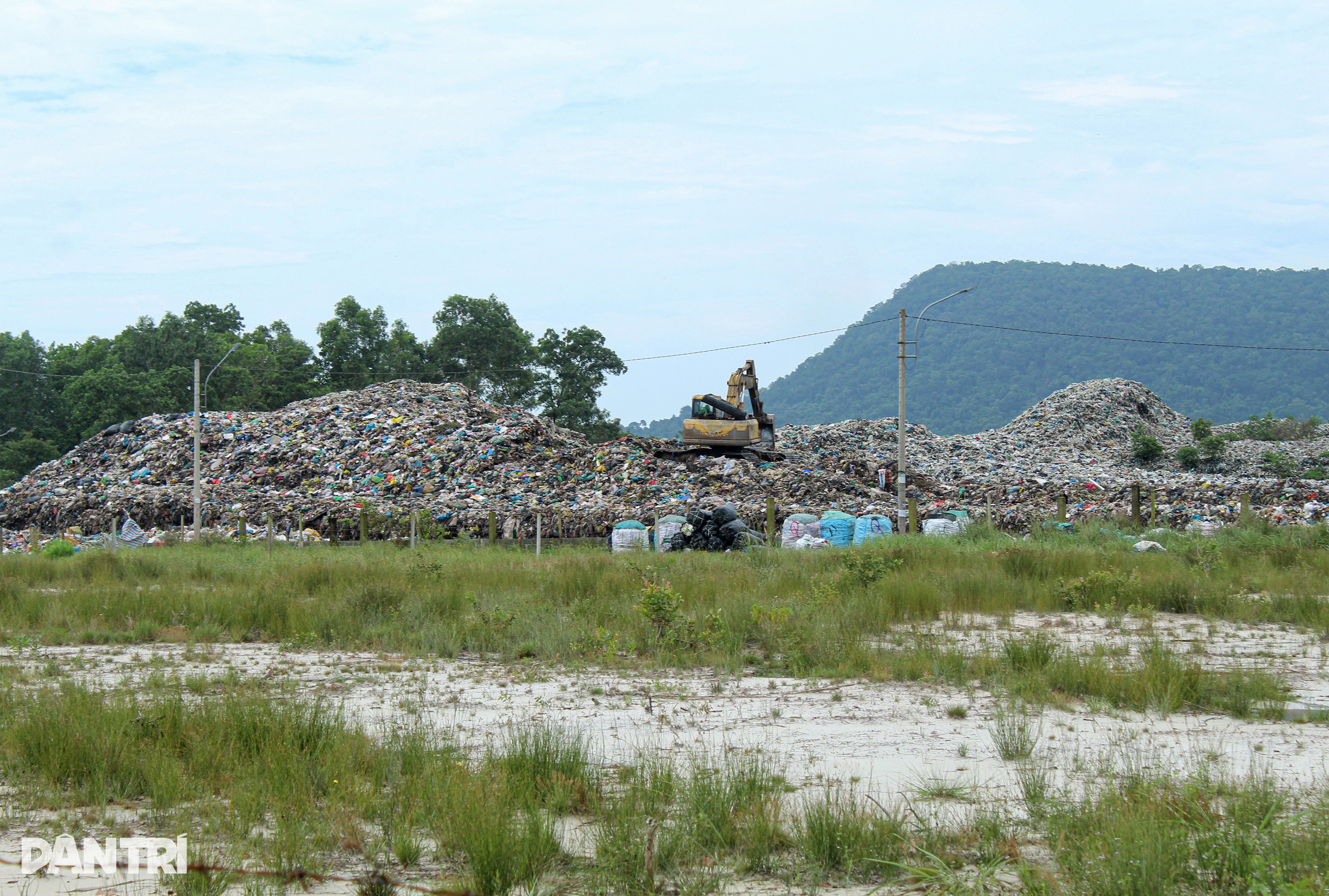 View - Ô nhiễm rác ở miền Tây: Dân chặn xe, treo băng rôn, than trời vì "núi rác" | Báo Dân trí