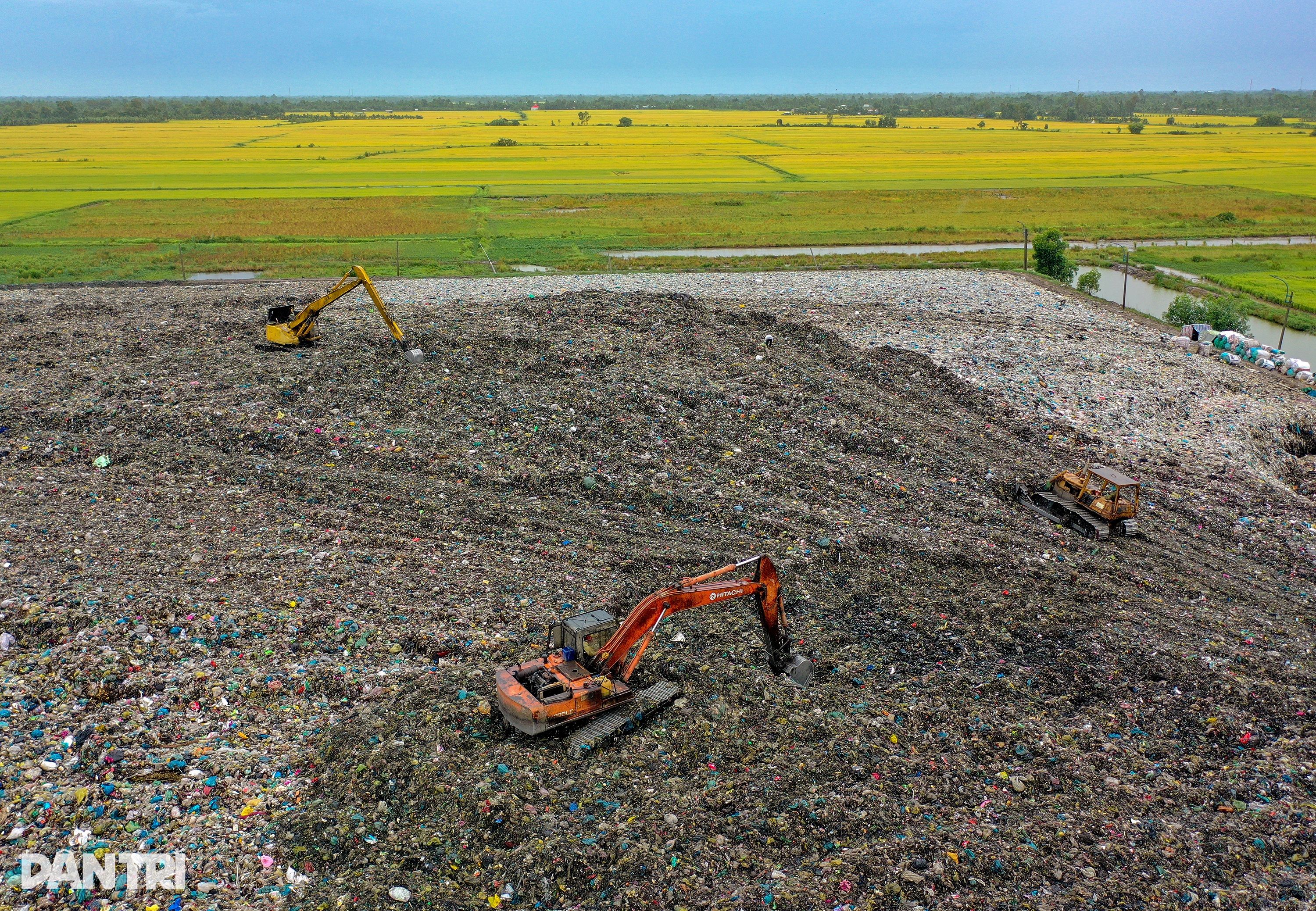 View - Ô nhiễm rác ở miền Tây: Dân chặn xe, treo băng rôn, than trời vì "núi rác" | Báo Dân trí