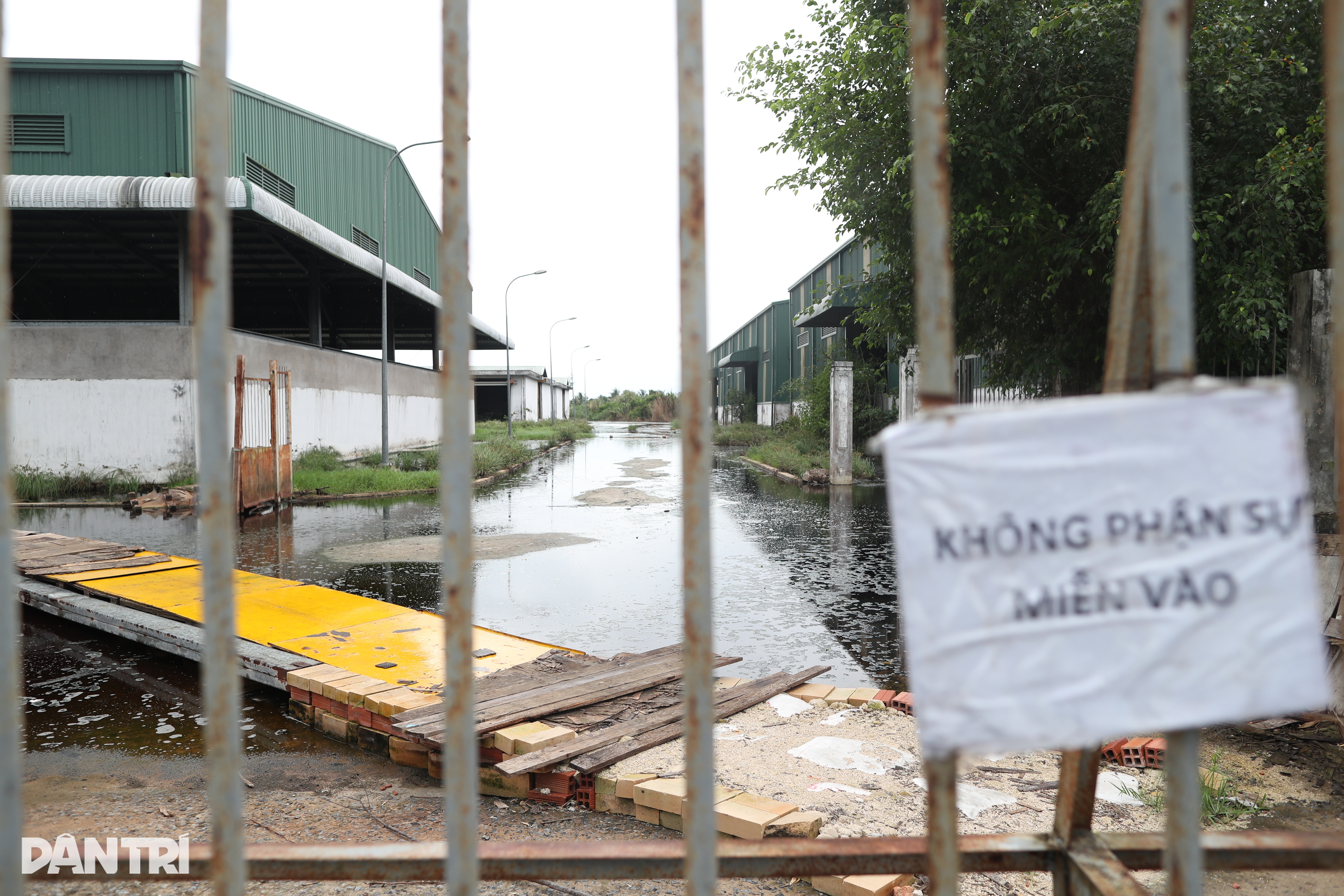 View - Ô nhiễm rác ở miền Tây: Dân chặn xe, treo băng rôn, than trời vì "núi rác" | Báo Dân trí