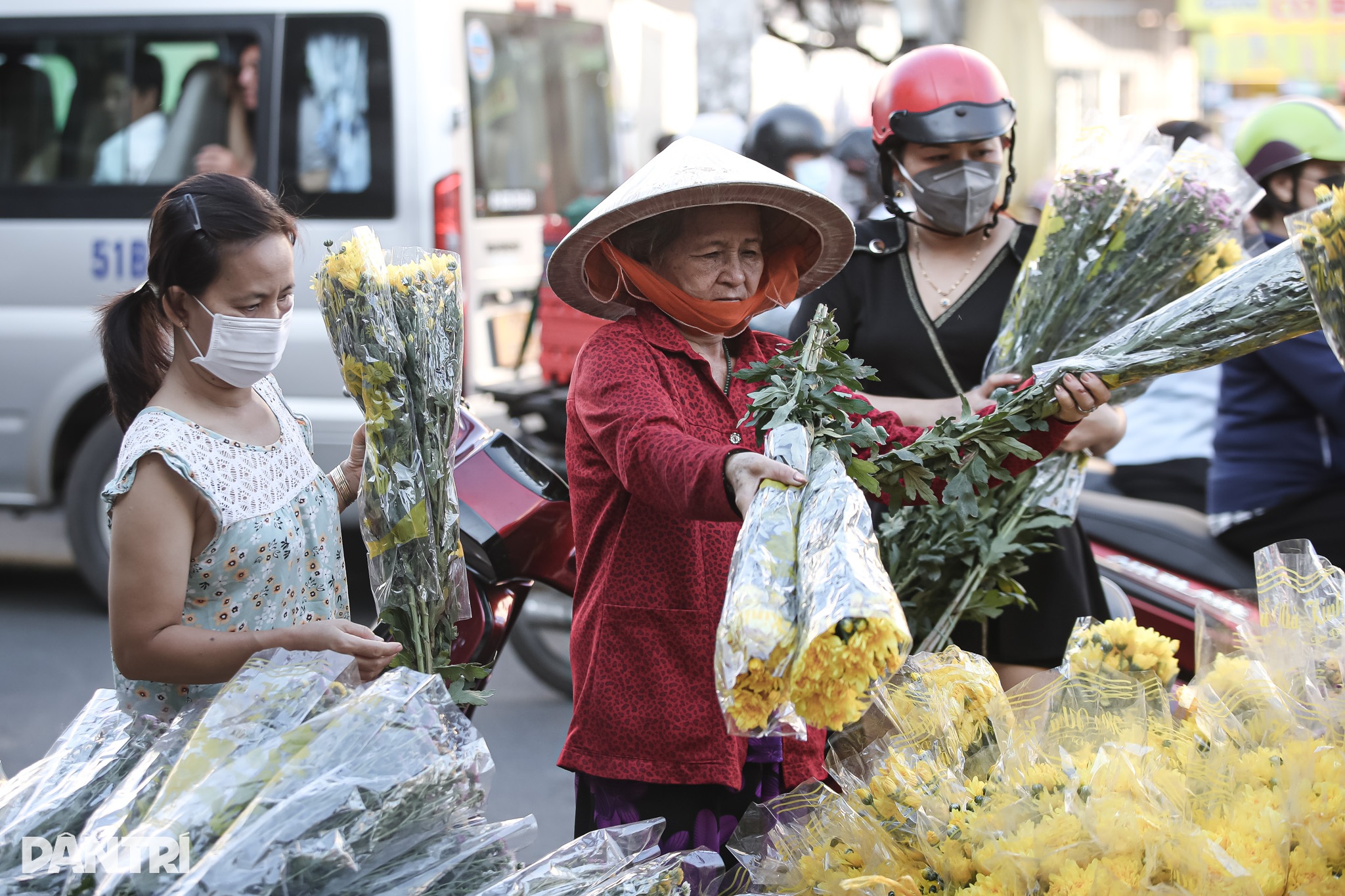 View - Nhộn nhịp chợ Tết Đoan Ngọ ở TPHCM | Báo Dân trí