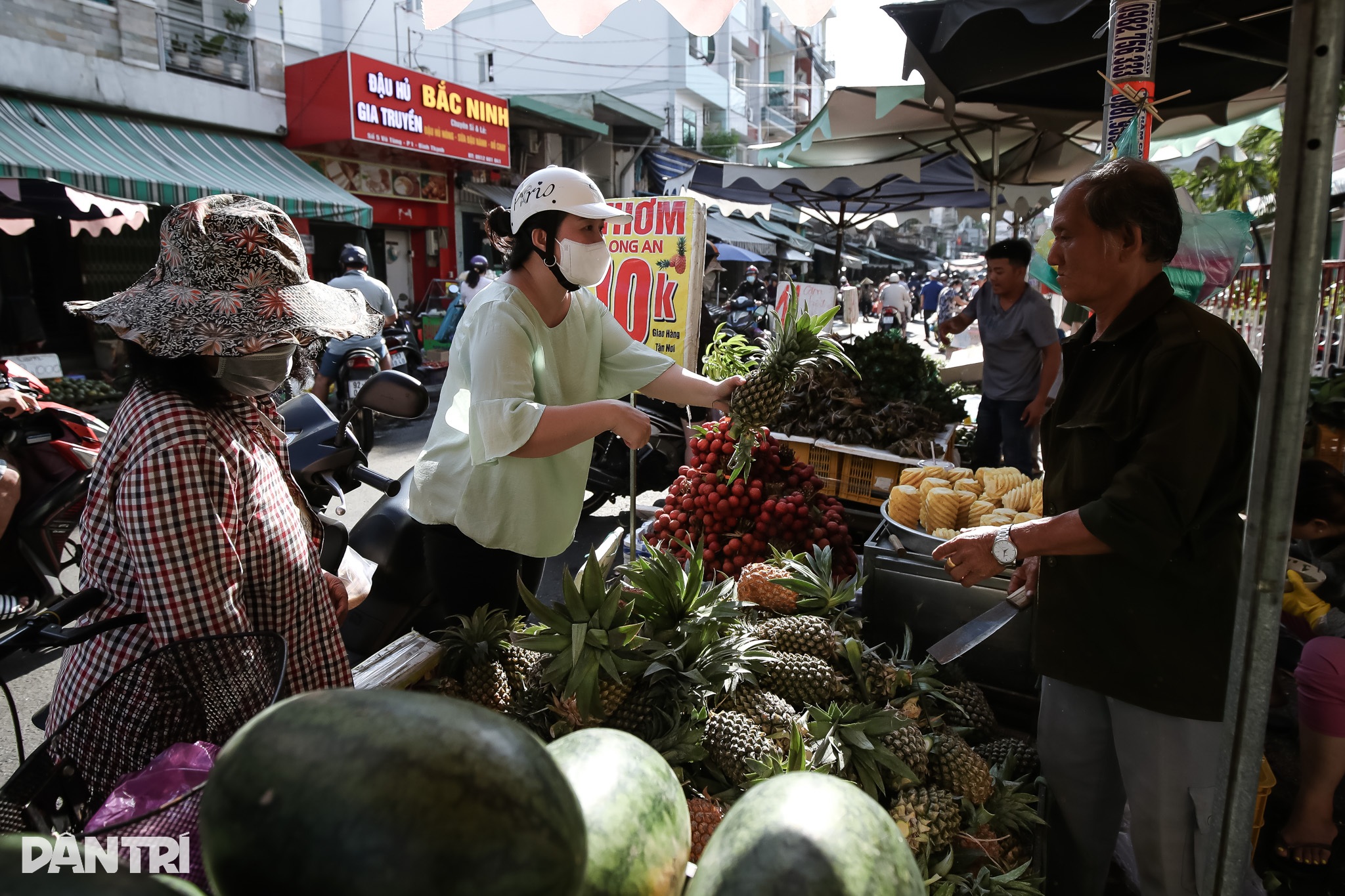 View - Nhộn nhịp chợ Tết Đoan Ngọ ở TPHCM | Báo Dân trí