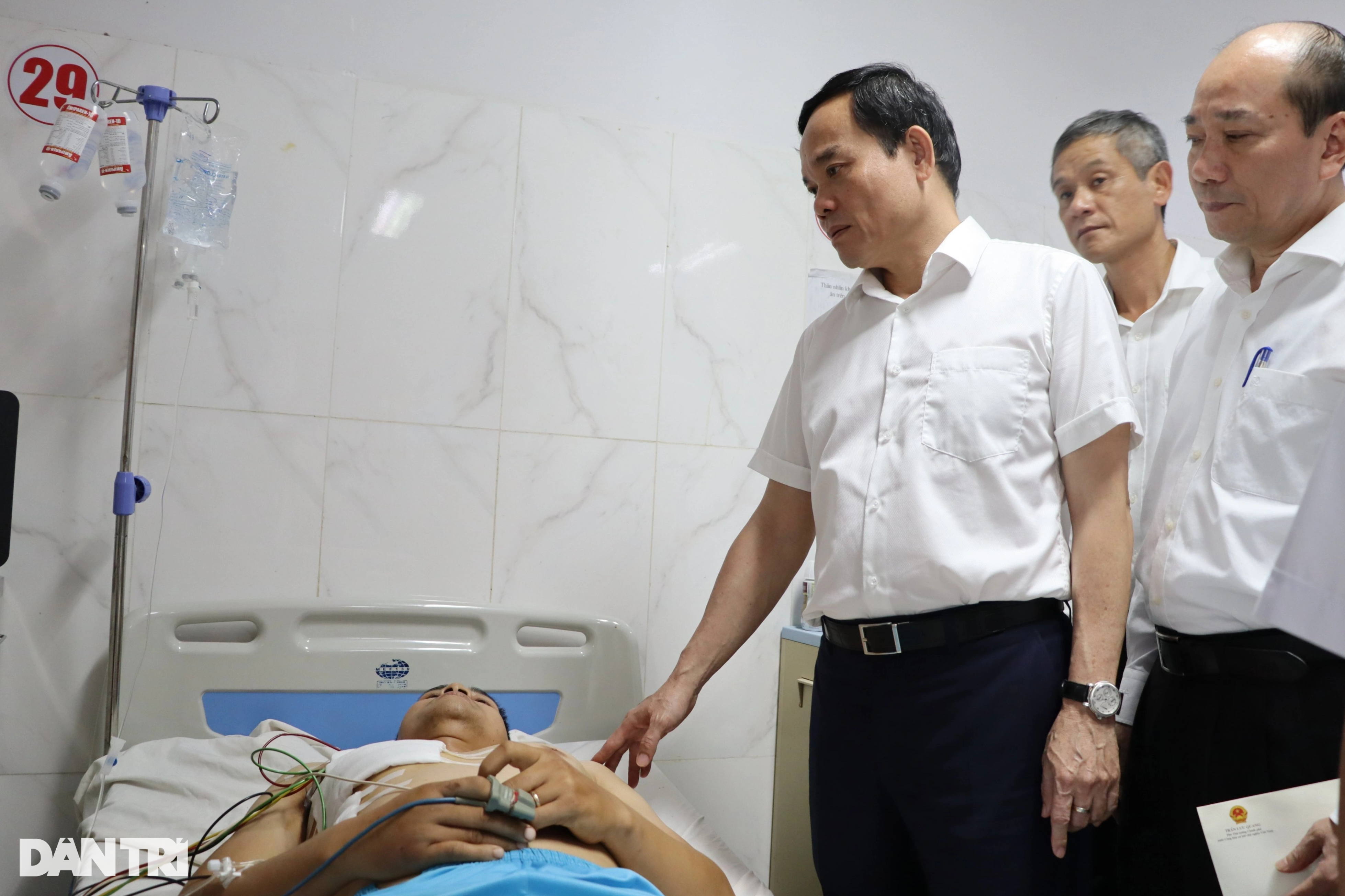 Vụ tấn công ở Đắk Lắk:  Công an xã bị thương được chuyến đến TPHCM điều trị - 2