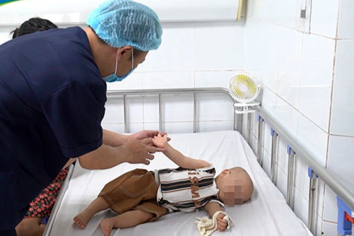Hà Nội: Hơn 1200 trẻ vào viện vì tay chân miệng, cảnh báo virus độc lực cao - 1