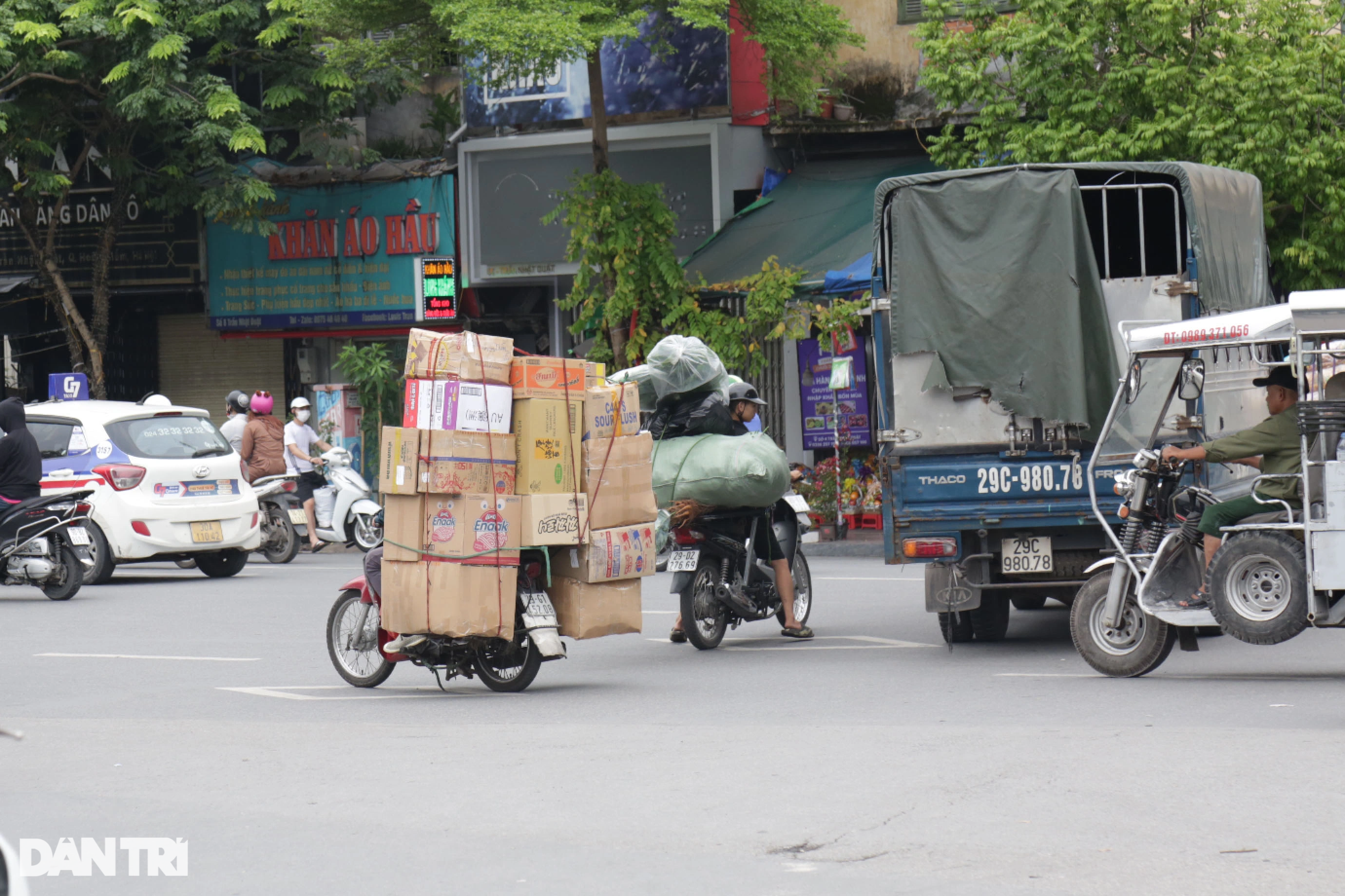 CSGT xử lý hàng loạt xe máy chở hàng cồng kềnh trên phố Hà Nội - 9