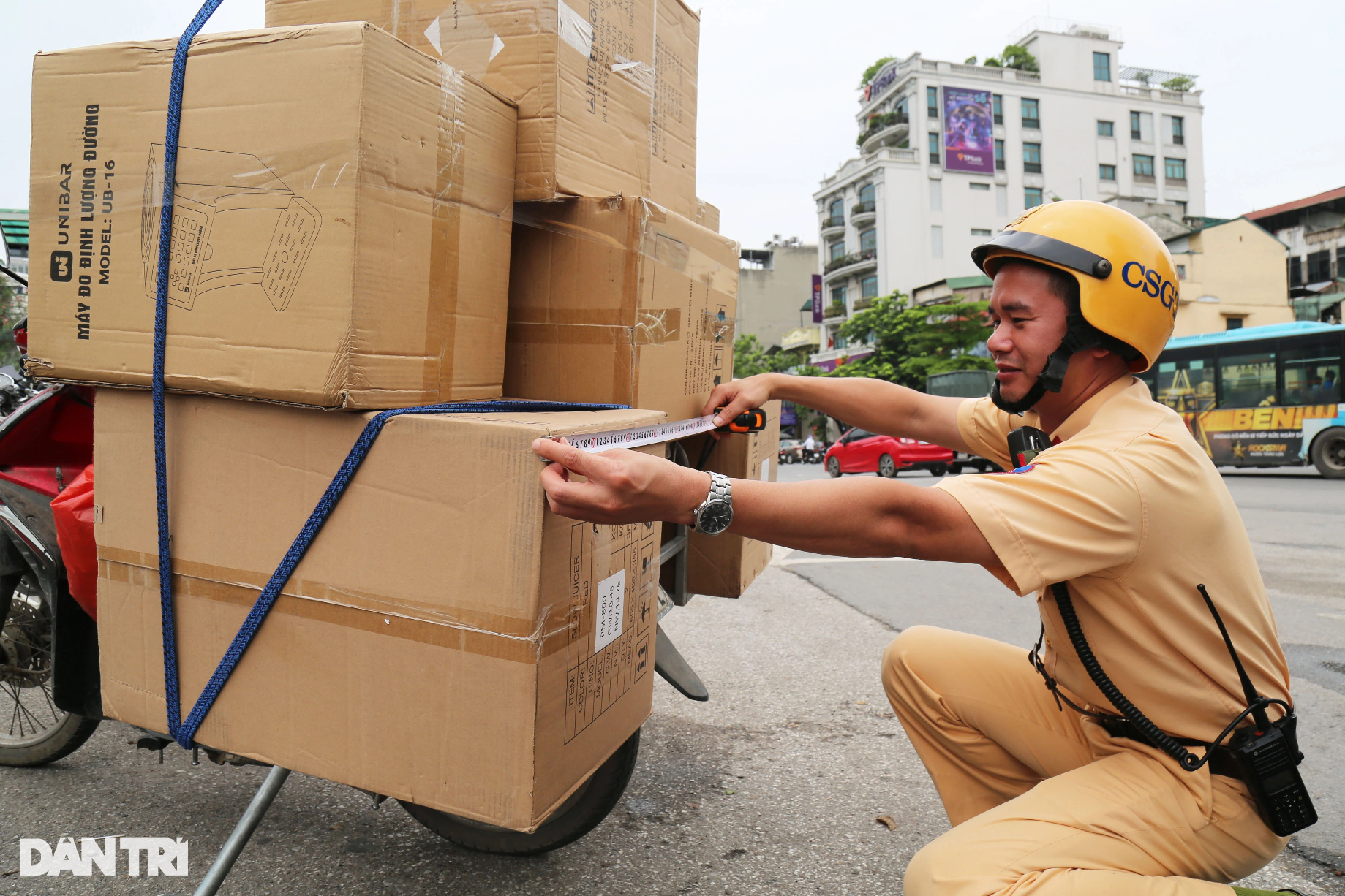 CSGT xử lý hàng loạt xe máy chở hàng cồng kềnh trên phố Hà Nội - 4