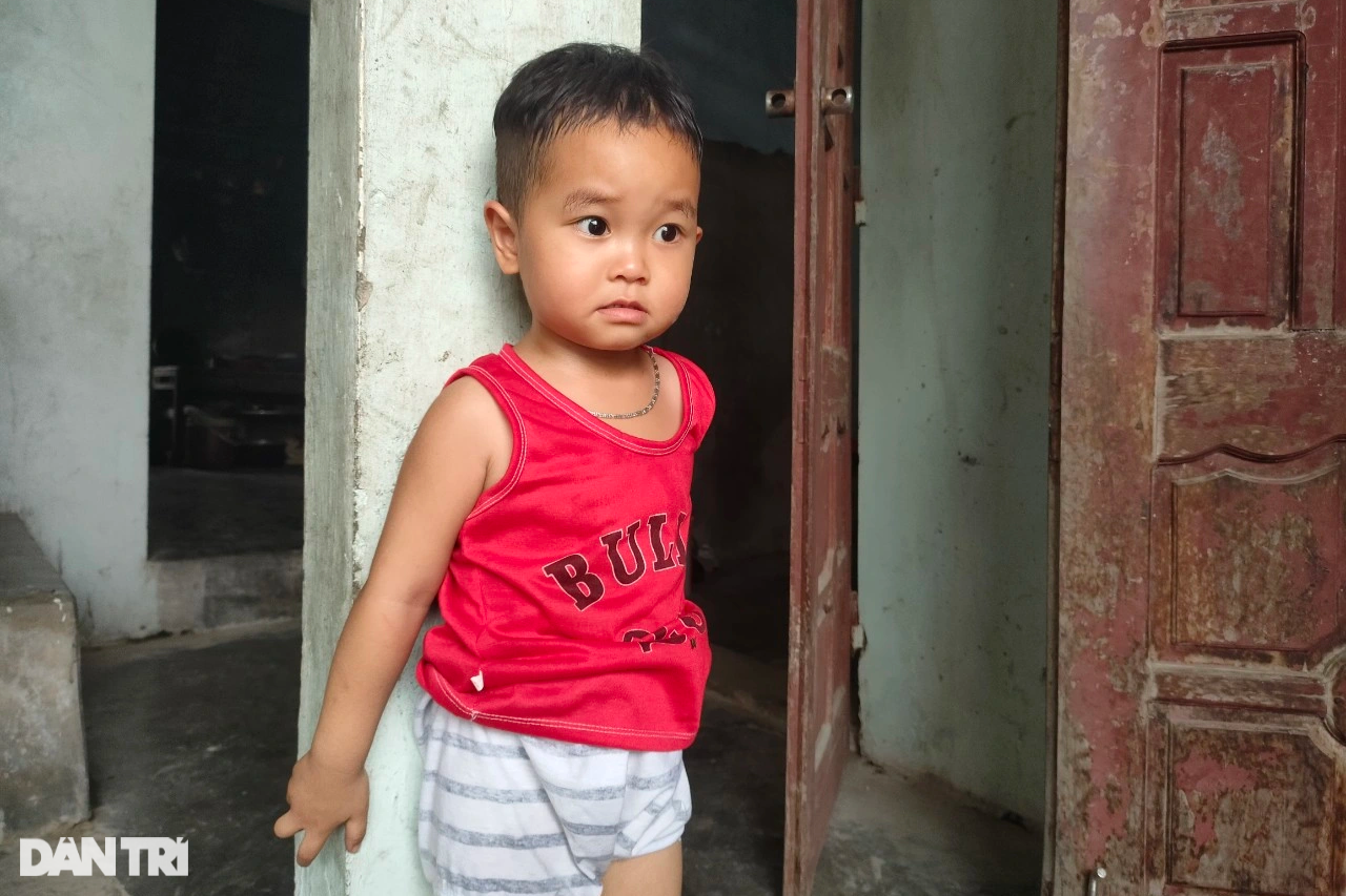 View - Người mẹ tật nguyền đi bằng 2 tay và con gái 3 tuổi mịt mù tương lai | Báo Dân trí