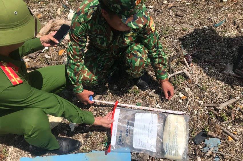 Bịch nilon nghi chứa ma túy trên bờ biển Quảng Trị - 1