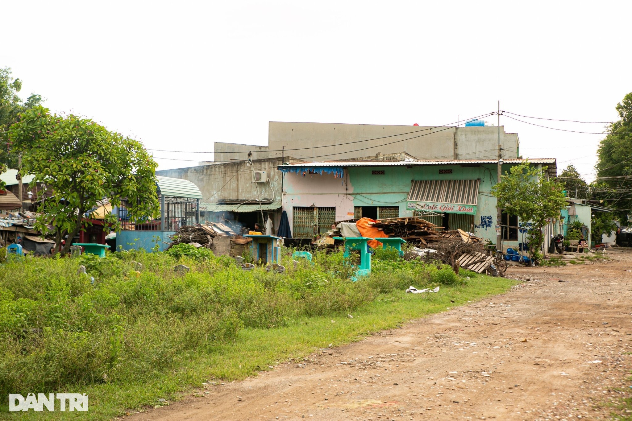 Những hộ dân cuối cùng ở nghĩa trang lớn nhất TPHCM trước quy hoạch - 3 Những hộ dân cuối cùng ở nghĩa trang lớn nhất TPHCM trước quy hoạch - 3