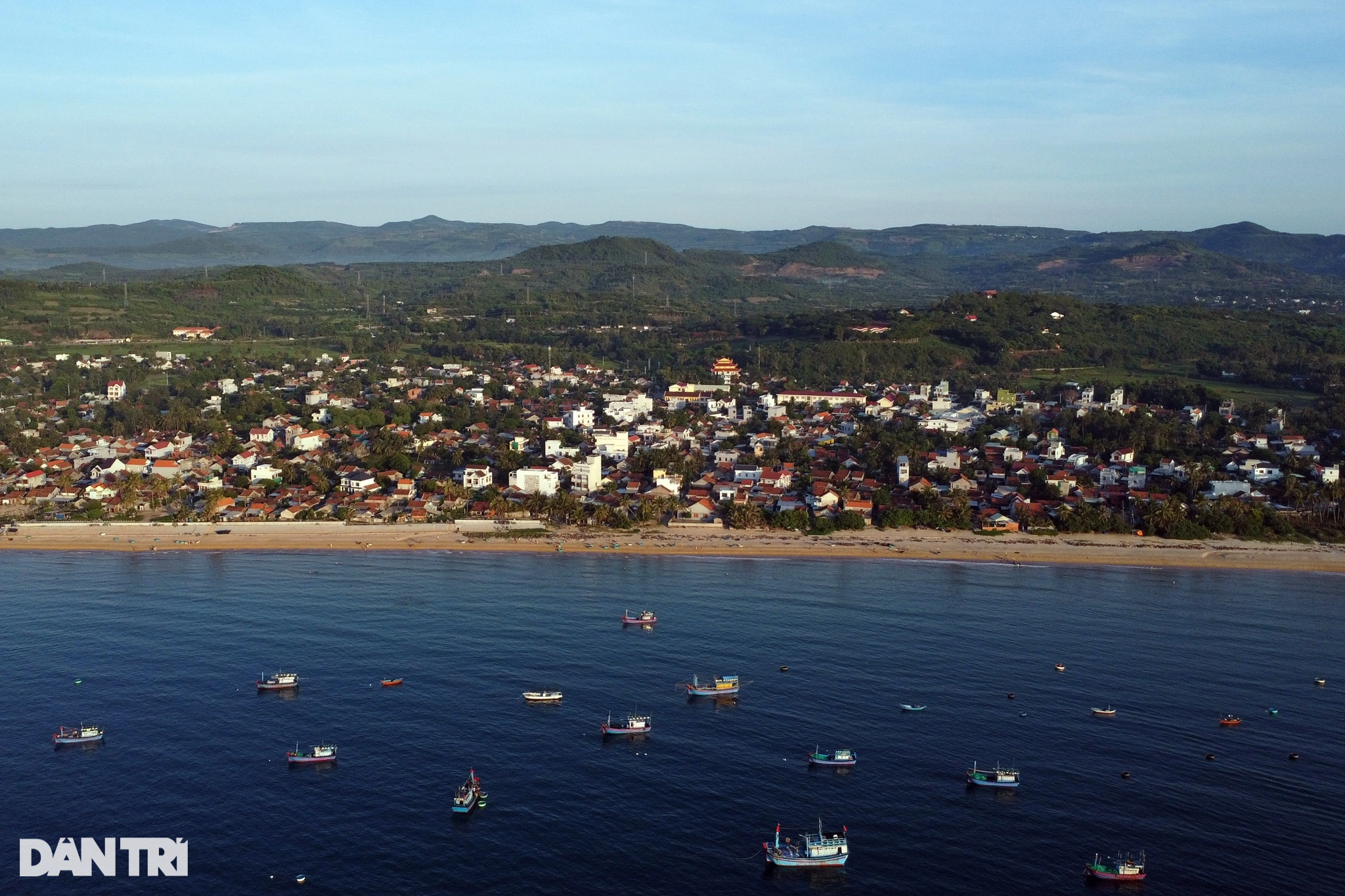 Dermaga pemancingan Long Thuy yang damai di pagi hari - 2 Bến cá Long Thủy bình yên buổi sớm mai - 2