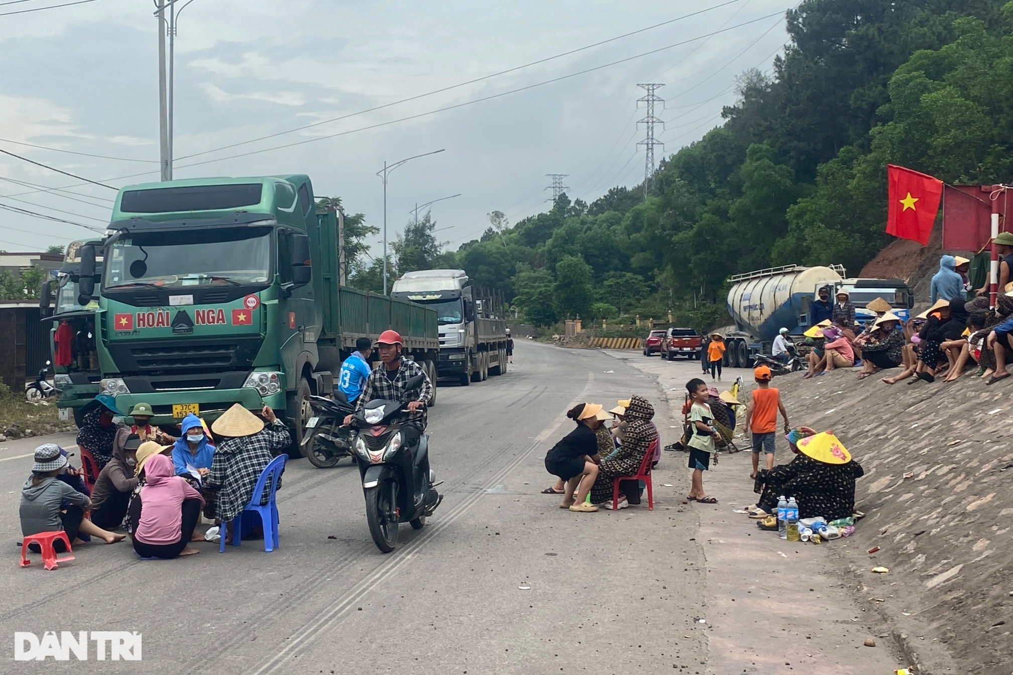 Dân dựng lều bạt, ngăn không cho xe tải ra vào cảng biển quốc tế - 2