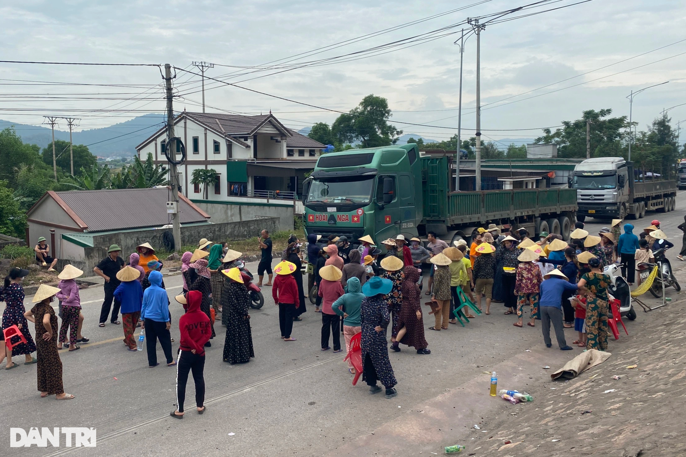 Dân dựng lều bạt, ngăn không cho xe tải ra vào cảng biển quốc tế - 1