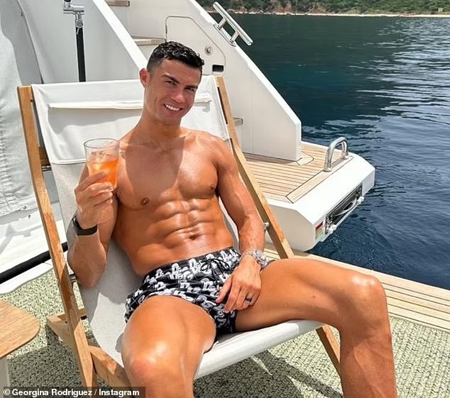 Cristiano Ronaldo là vua trên Instagram: Kiếm 57 tỷ đồng từ một đăng tải - 2