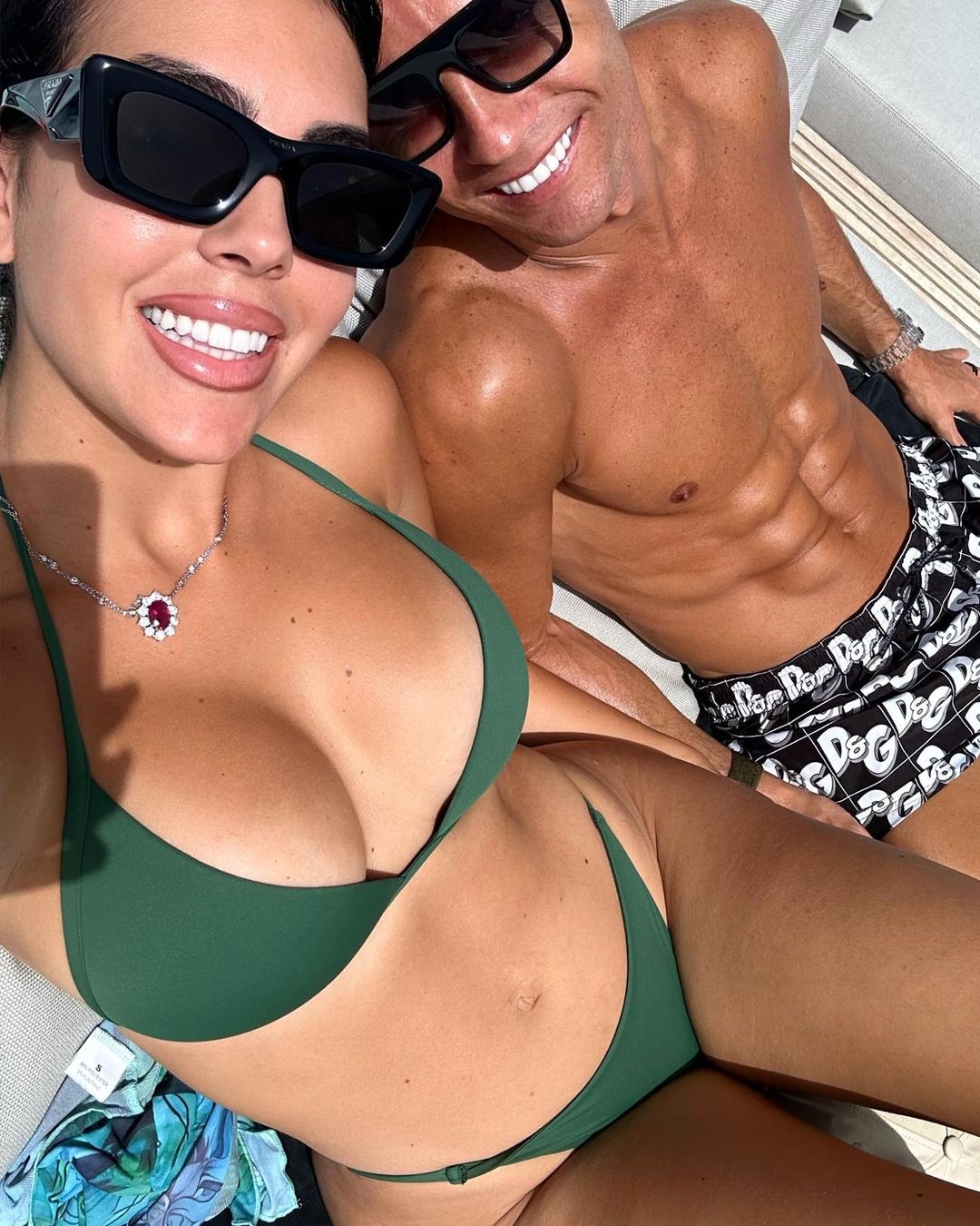 View - Ronaldo và bạn gái khoe hình thể bốc lửa trong kỳ nghỉ hè trên du thuyền | Báo Dân trí