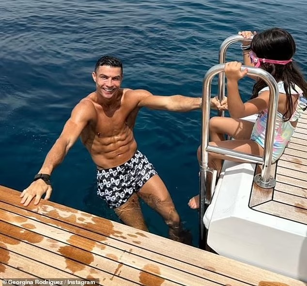 View - Ronaldo và bạn gái khoe hình thể bốc lửa trong kỳ nghỉ hè trên du thuyền | Báo Dân trí