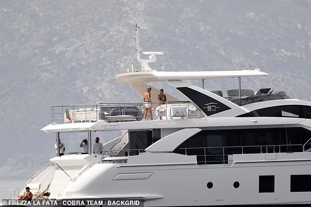 Ronaldo và bạn gái khoe hình thể bốc lửa trong kỳ nghỉ hè trên du thuyền - 4