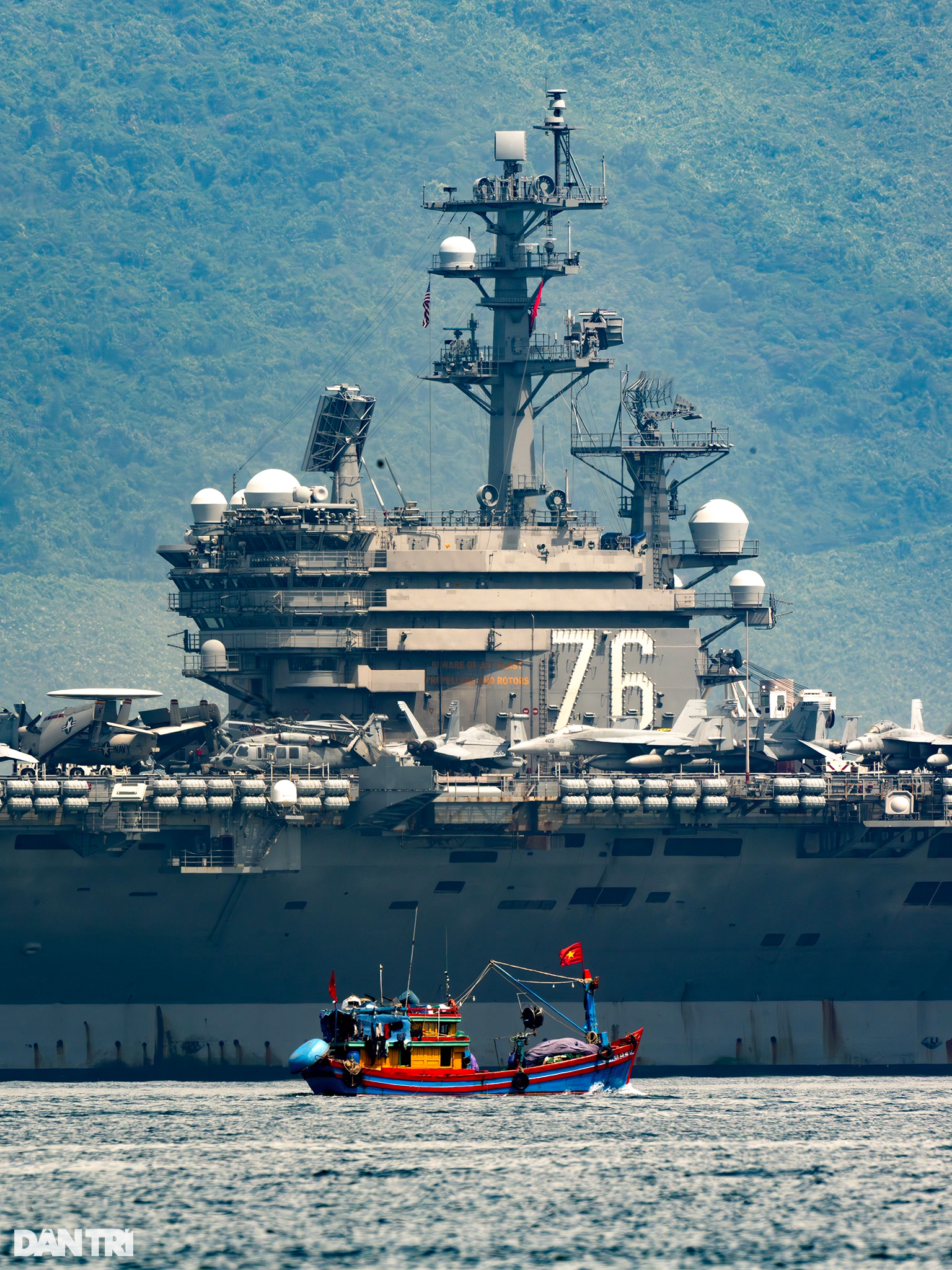Cận cảnh tàu sân bay Mỹ USS Ronald Regan vào vịnh Đà Nẵng - 3