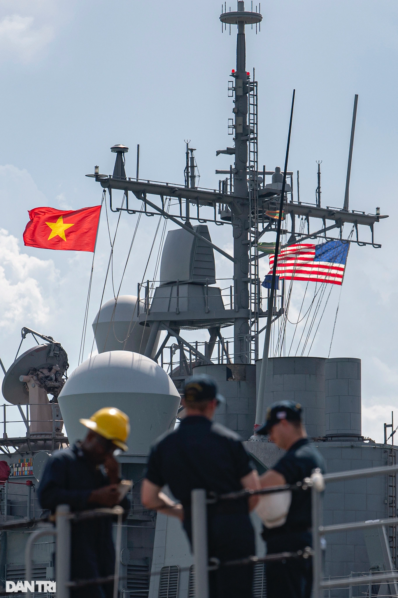 Cận cảnh tàu sân bay Mỹ USS Ronald Regan vào vịnh Đà Nẵng - 6